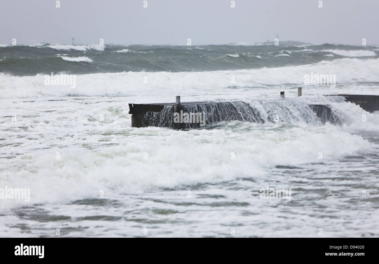 Meer Hochwasser Steg bei Sturm Stockfoto