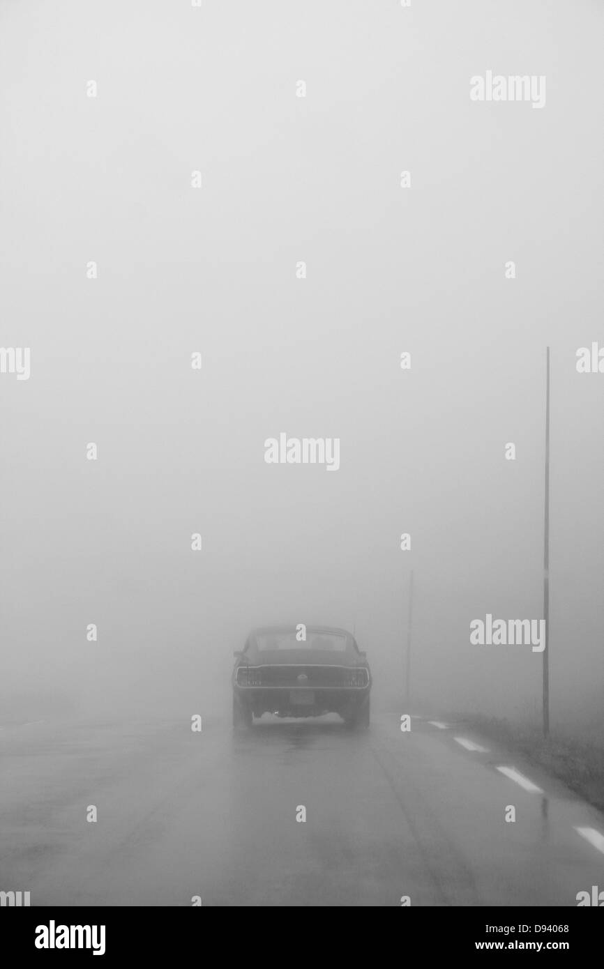 Auto unterwegs im Nebel Stockfoto