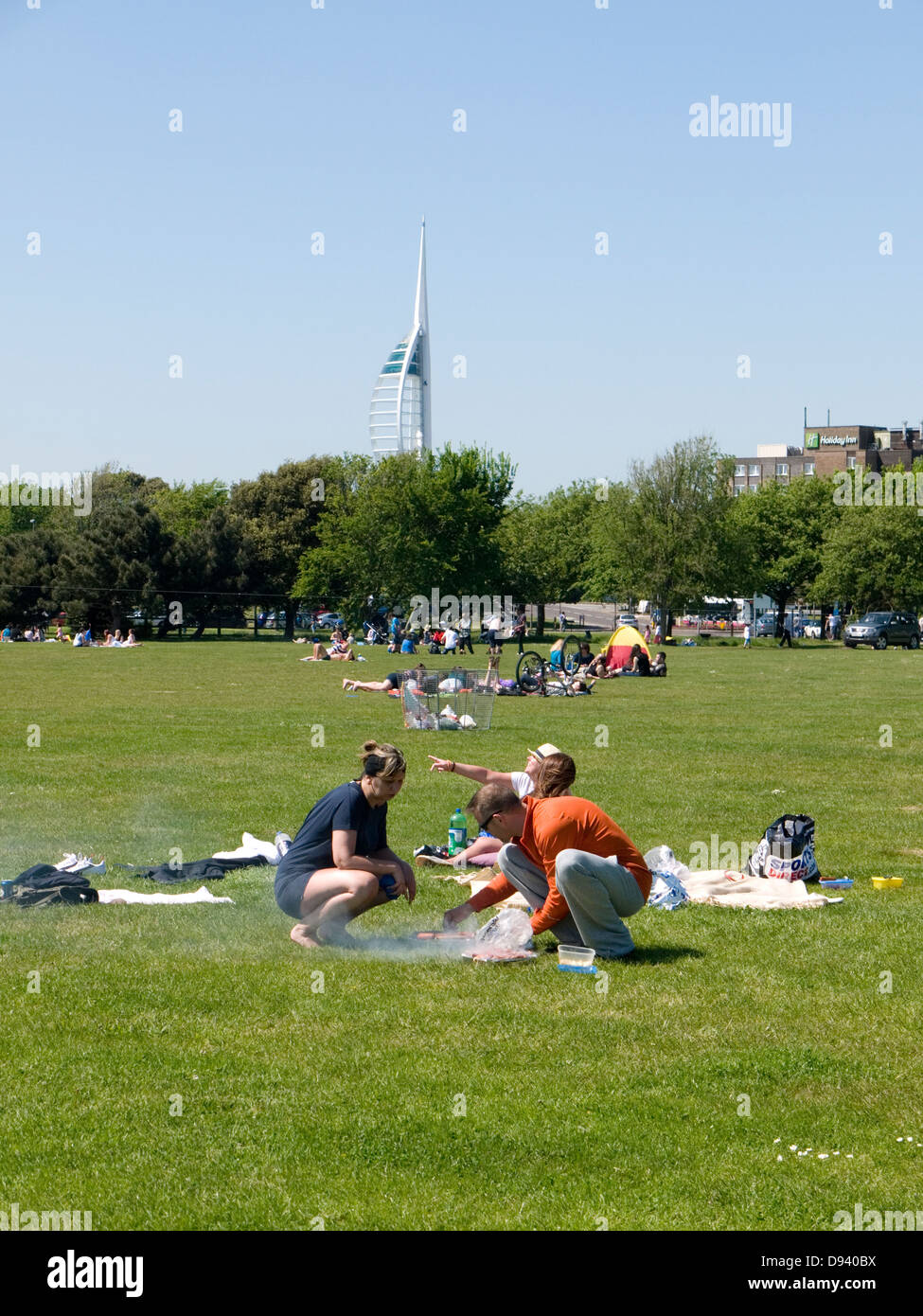 Menschen, die genießen ein Barbecue am Southsea common mit Spinnaker