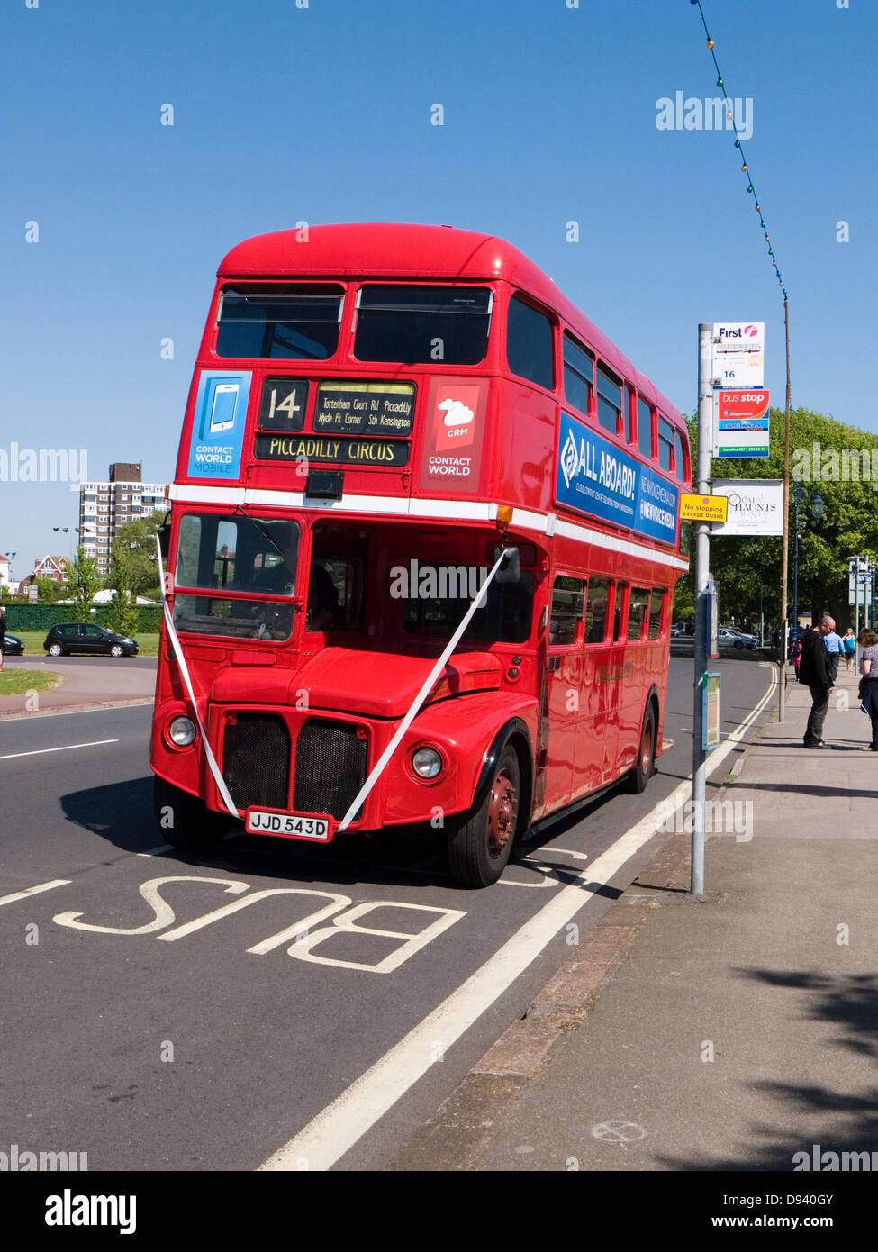 leuchtend rote Lackierung ein Doppeldecker-Bus auf Southsea Seafront uk Stockfoto