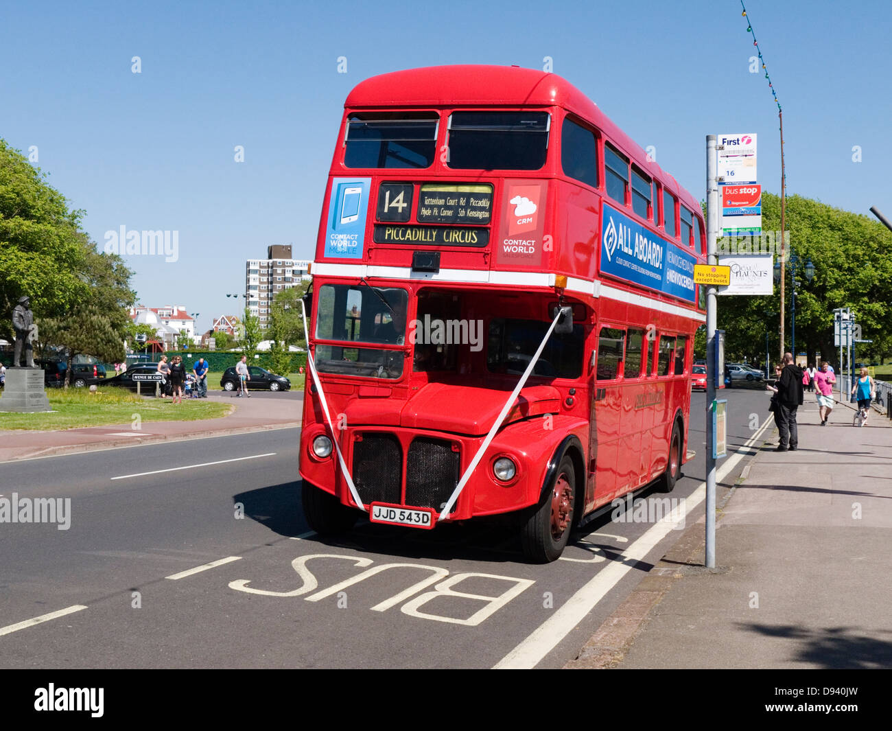 leuchtend rote Lackierung ein Doppeldecker-Bus auf Southsea Seafront uk Stockfoto