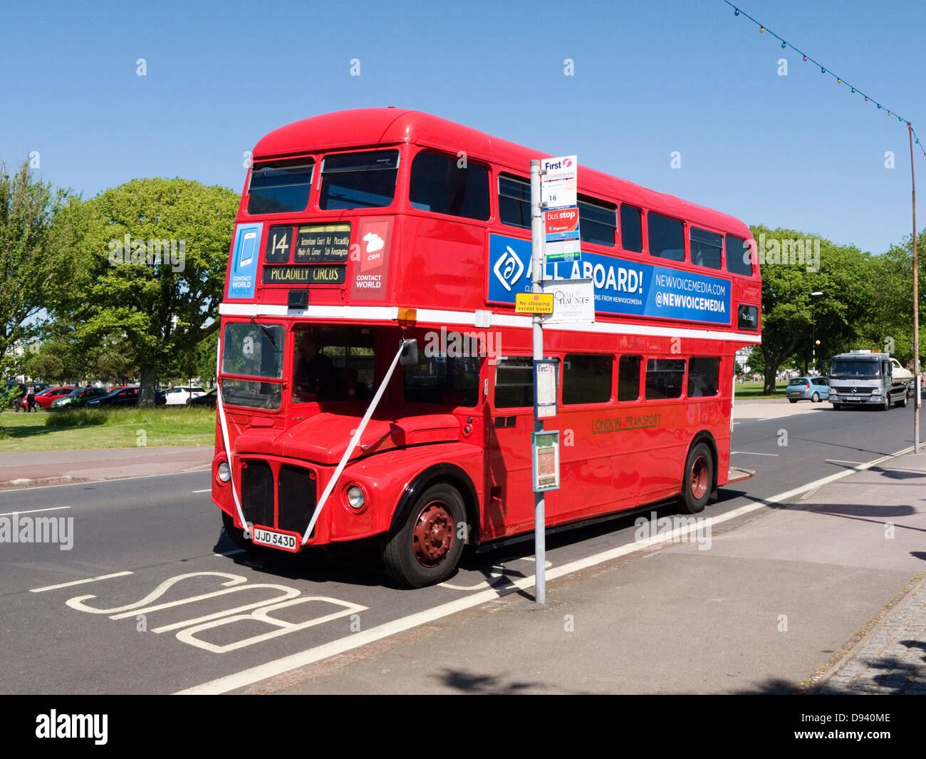 leuchtend rote Lackierung ein Doppeldecker-Bus auf Southsea Seafront uk Stockfoto