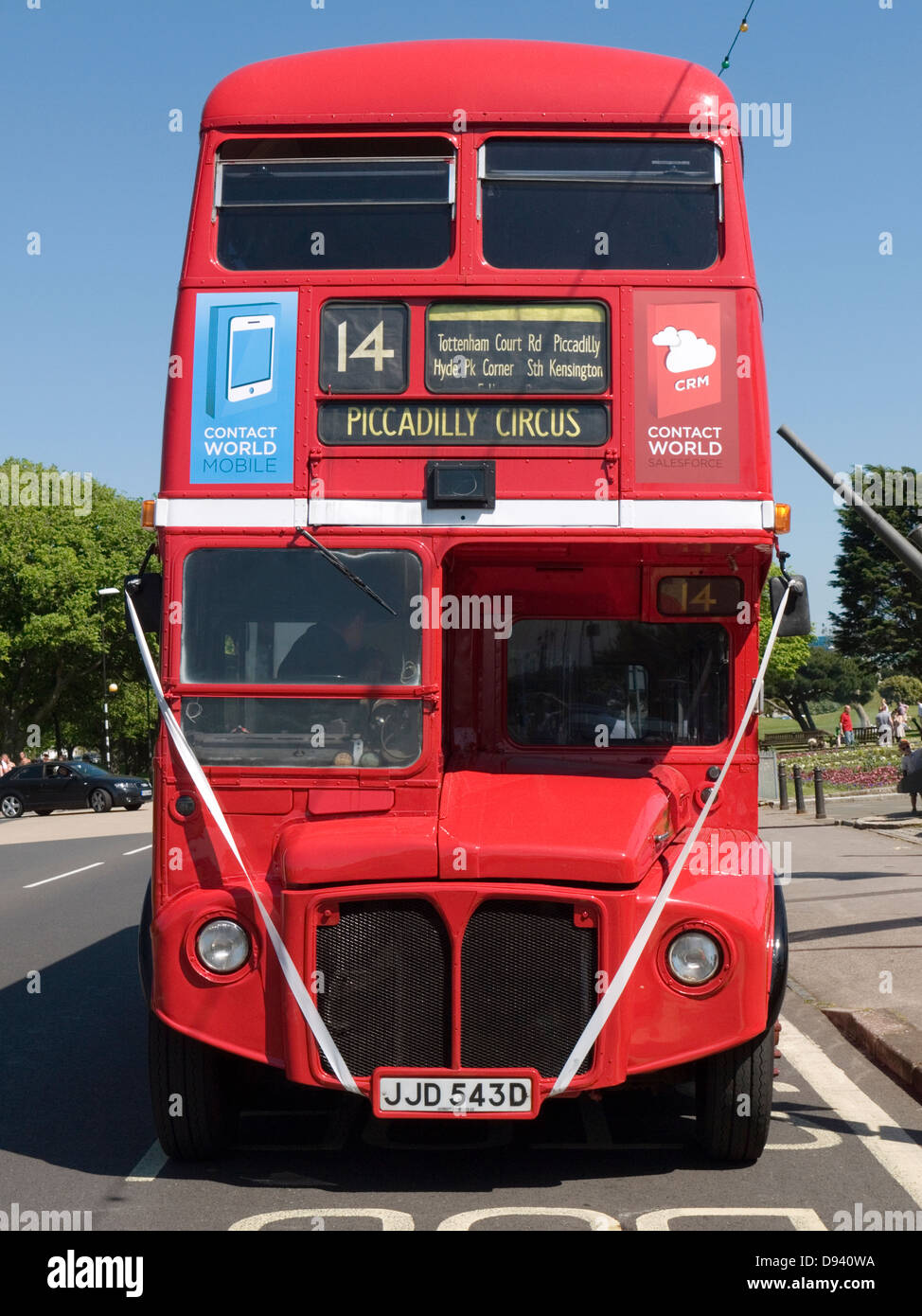 leuchtend rote Lackierung ein Doppeldecker-Bus auf Southsea Seafront uk Stockfoto