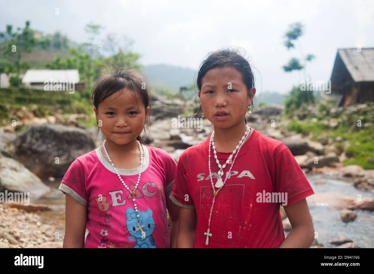 Sapa Region, Nord-Vietnam - Schwestern arbeiten entlang Stockfoto