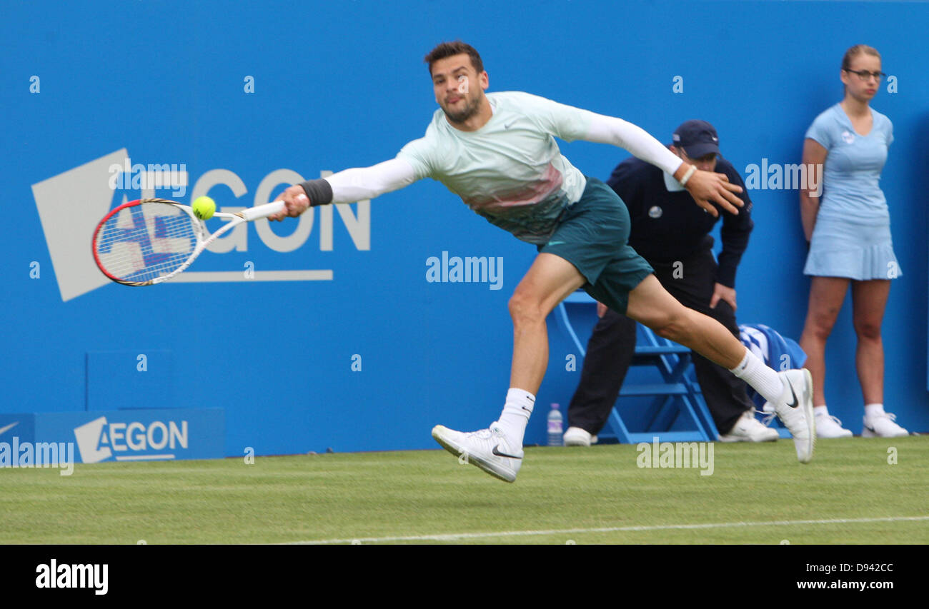 London, UK. 10. Juni 2013. Grigor Dimtrov (BUL) (Green Shirt) V Dudi Sela (ISR) (schwarzes Hemd) während der Aegon Championships von der The Queen Club in West Kensington. Bildnachweis: Action Plus Sport Bilder/Alamy Live News Stockfoto