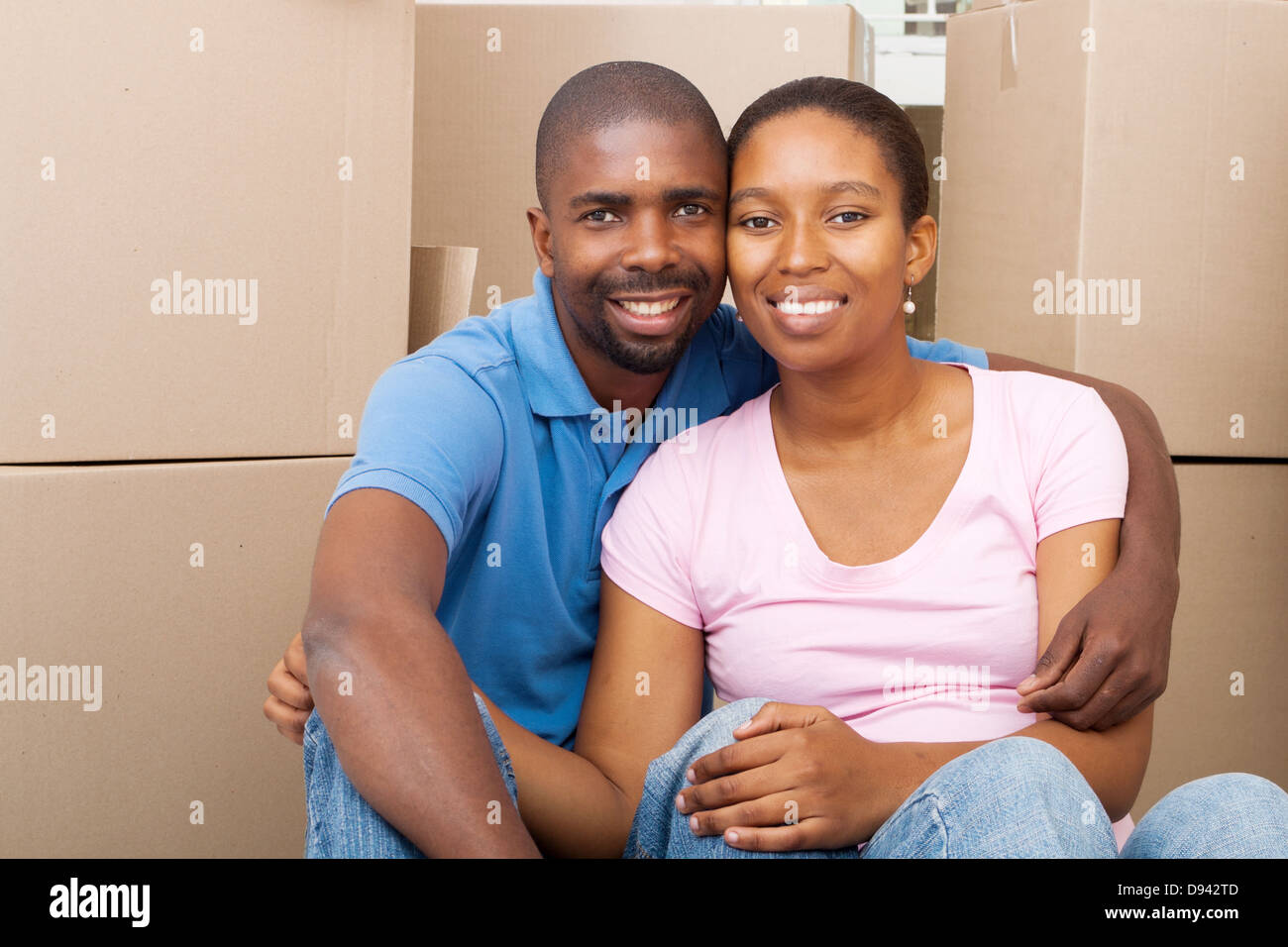 Afrikanische amerikanische Brautpaar Umzug in ihr erstes Haus Stockfoto