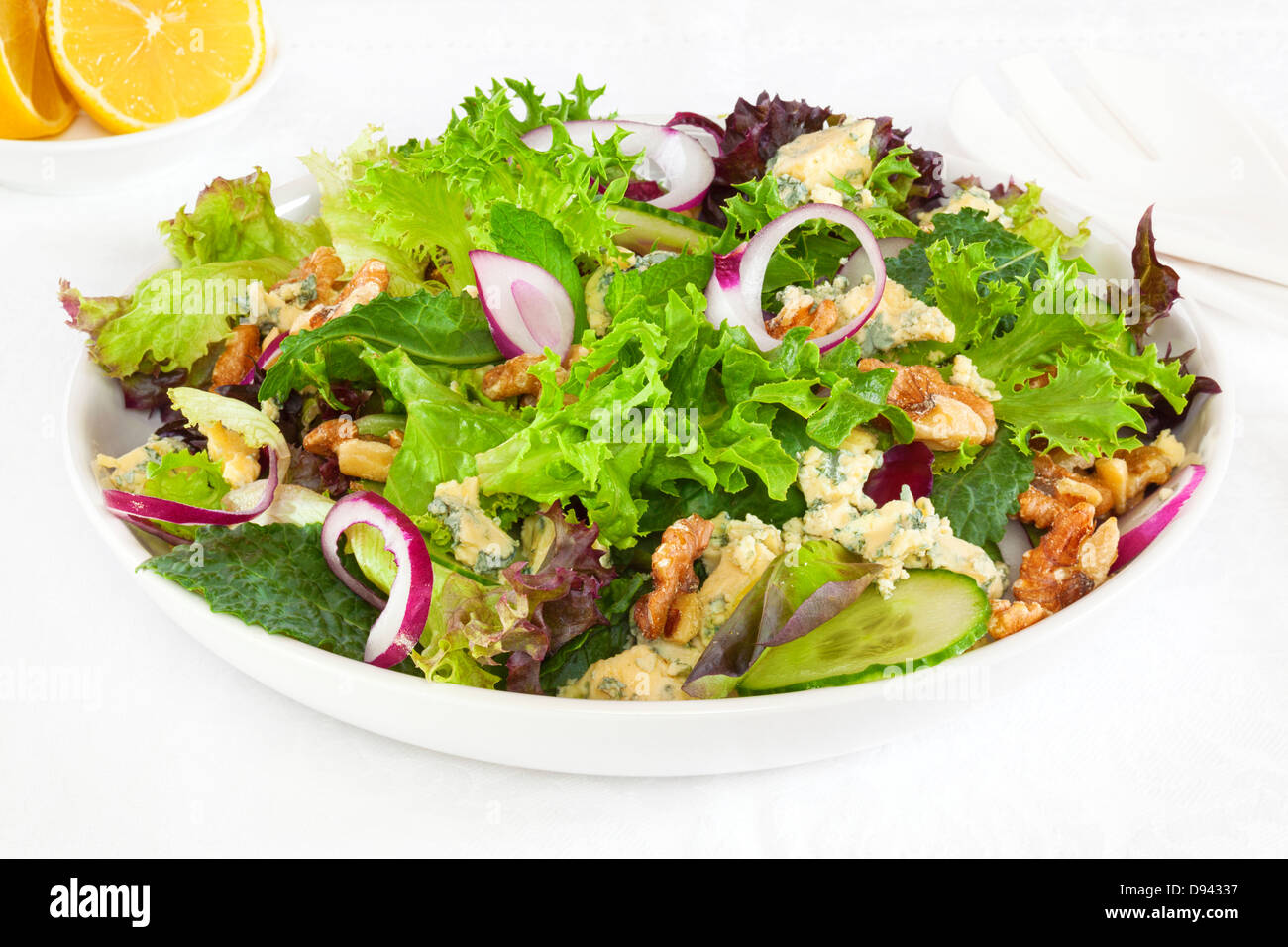 Salat mit Walnüssen und Blauschimmel-Käse, Gurken und Zwiebeln und Salat. Stockfoto