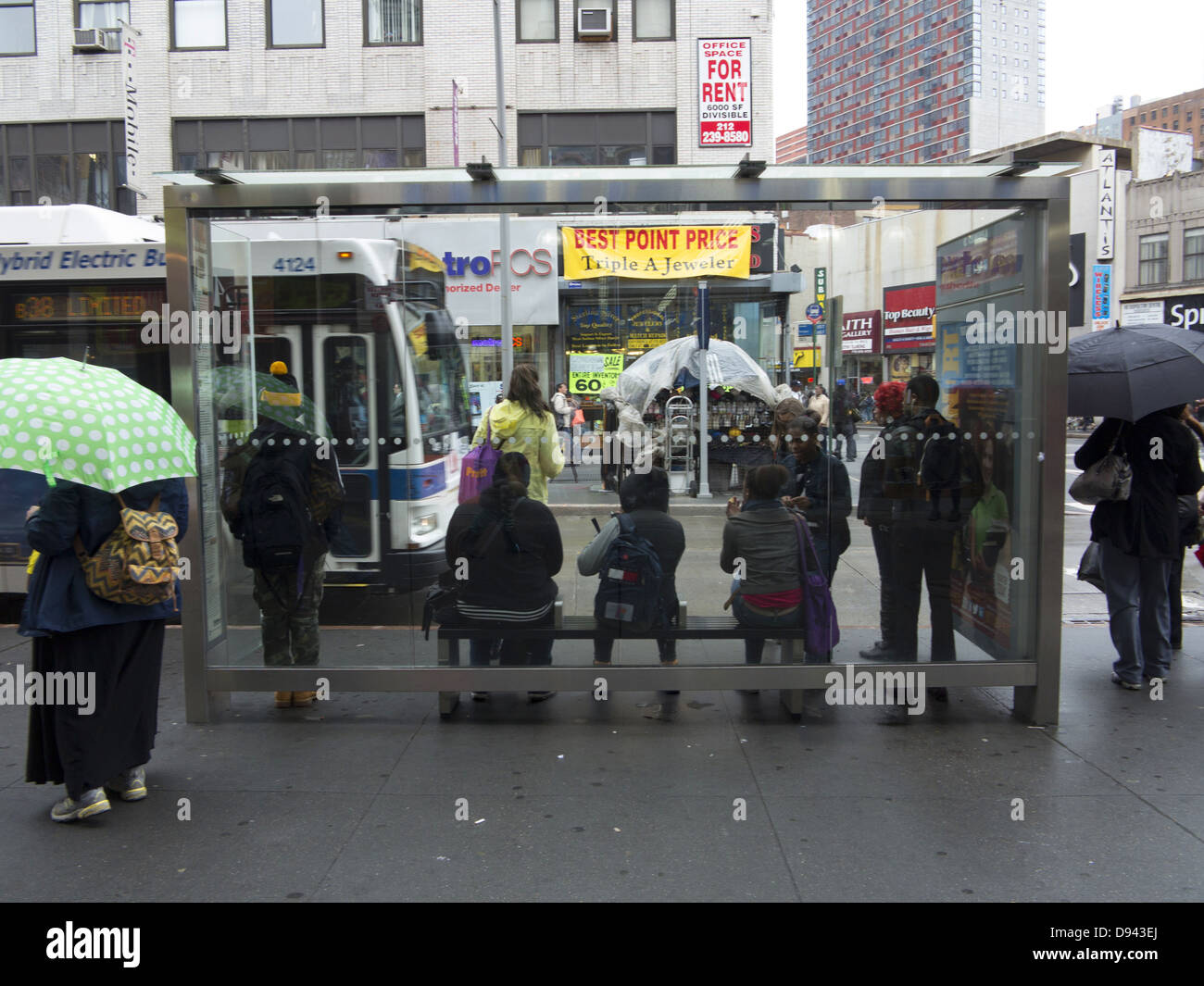 Bushaltestelle, regnerischen Tag Fulton Street, Brooklyn, NY. Stockfoto