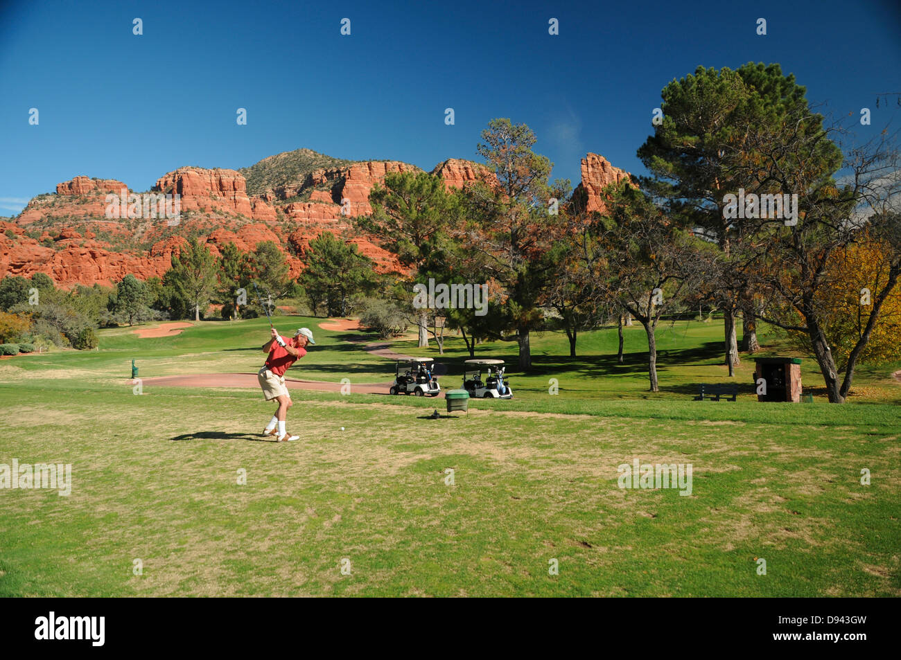 Oak Creek Country Club Golfplatz in Sedona, Arizona, umgeben von roten Felsformationen Stockfoto