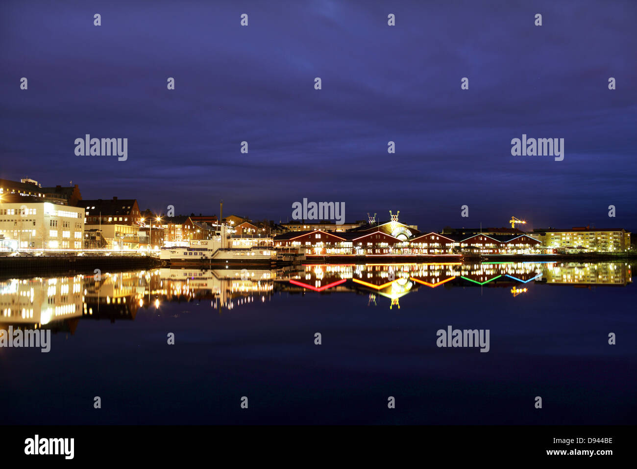 Beleuchtete Gebäude am Hafen im Wasser reflektiert Stockfoto