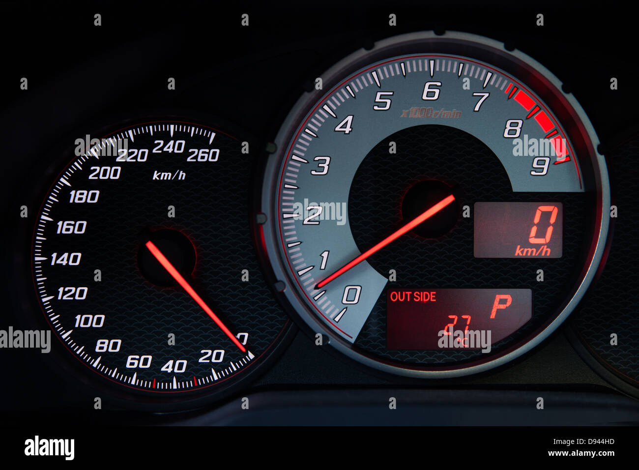 Tachometer und Drehzahlmesser eines modernen Sportwagens Stockfoto