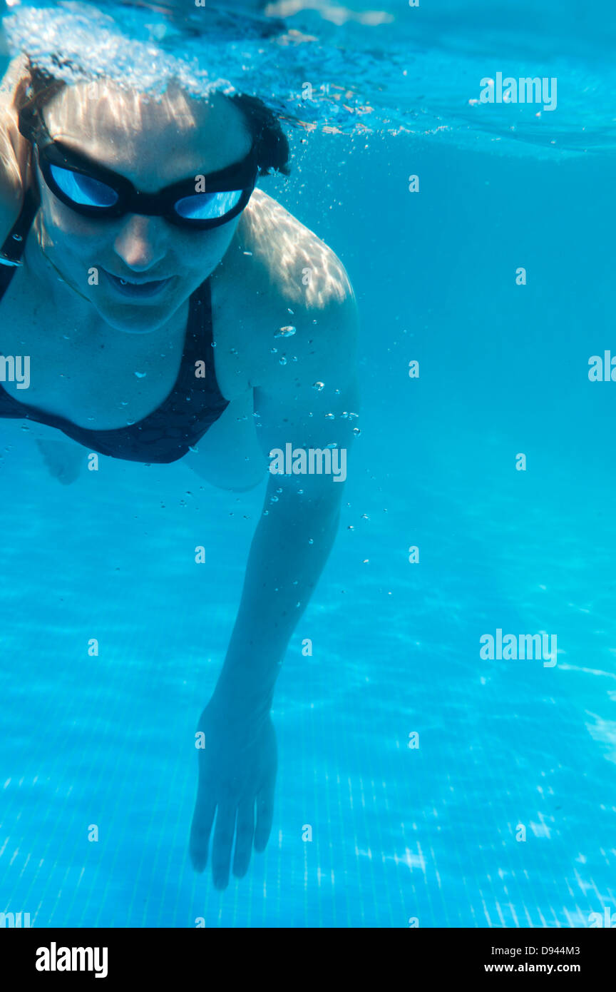 Frau im Swimming Pool, Unterwasser-Blick Stockfoto