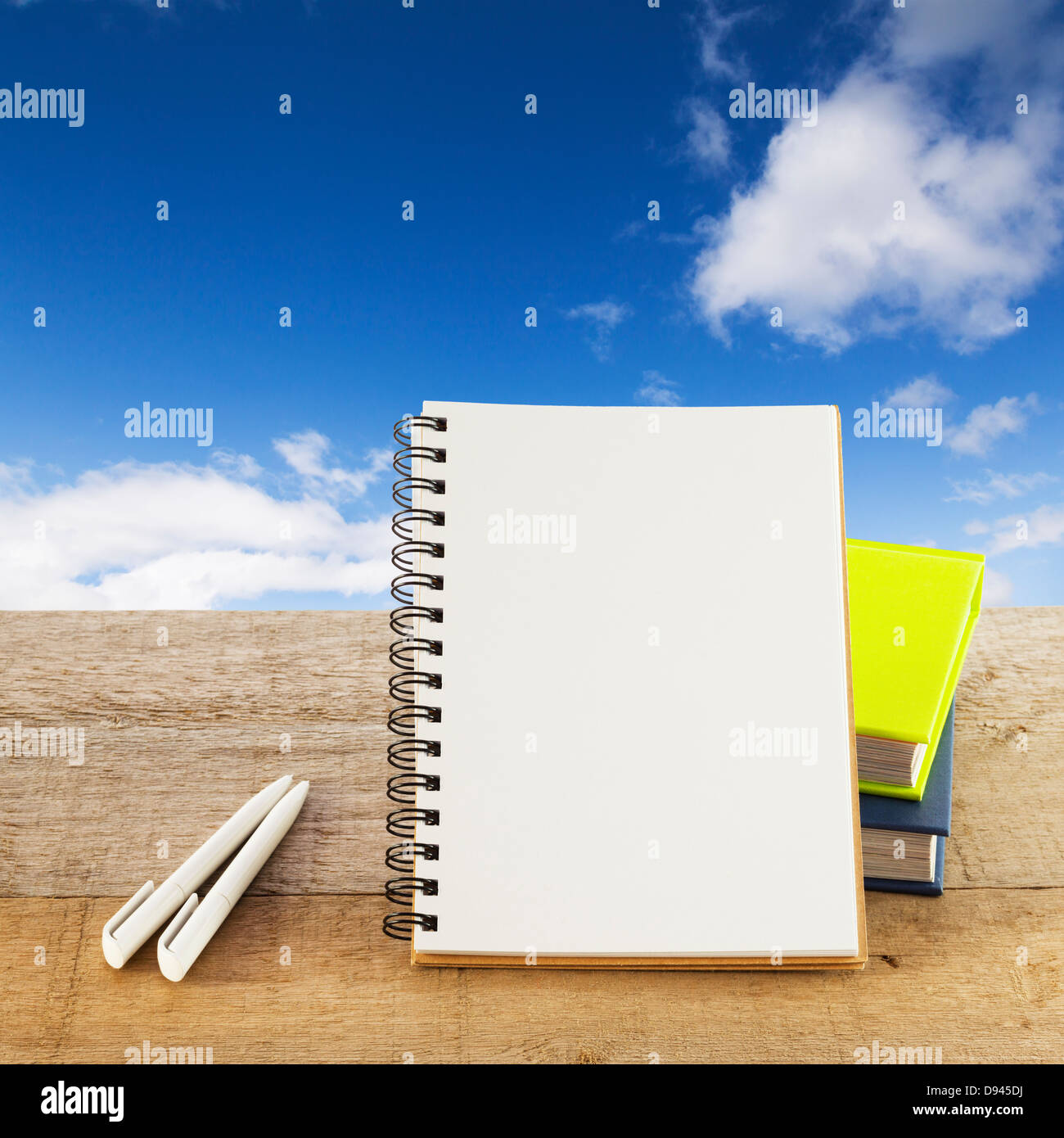 Frische Ideen Konzept - ein Notizbuch auf eine rustikale Oberfläche, lehnte sich gegen ein paar Bücher, Stifte, bereit für die Herstellung... Stockfoto