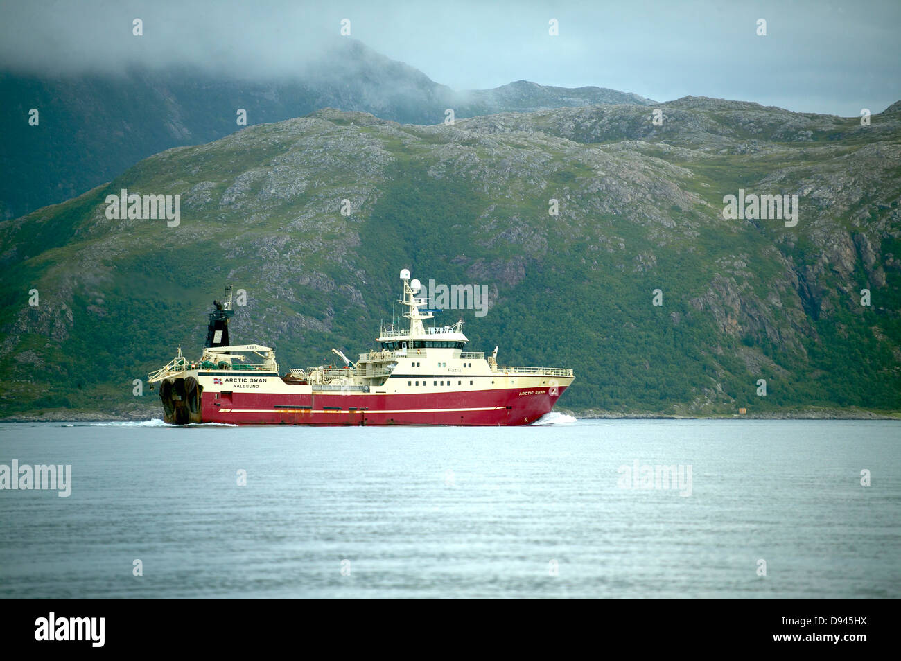 Ein Trawler an der Küste Norwegens. Stockfoto