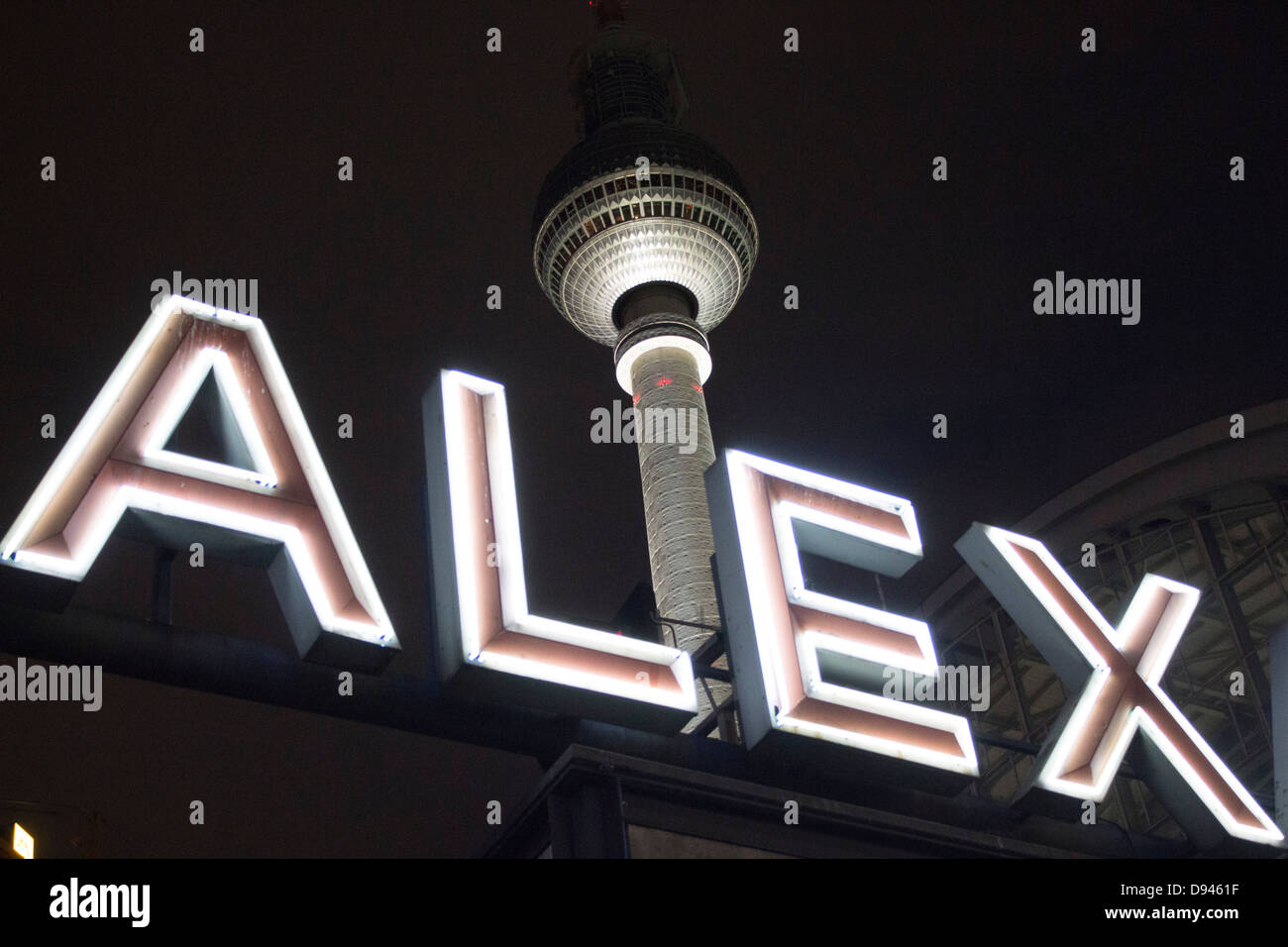 Fernsehturm Fernsehturm und Alex Teil Alexanderplatz Station zu unterzeichnen, in der Nacht Mitte Berlin Deutschland Stockfoto