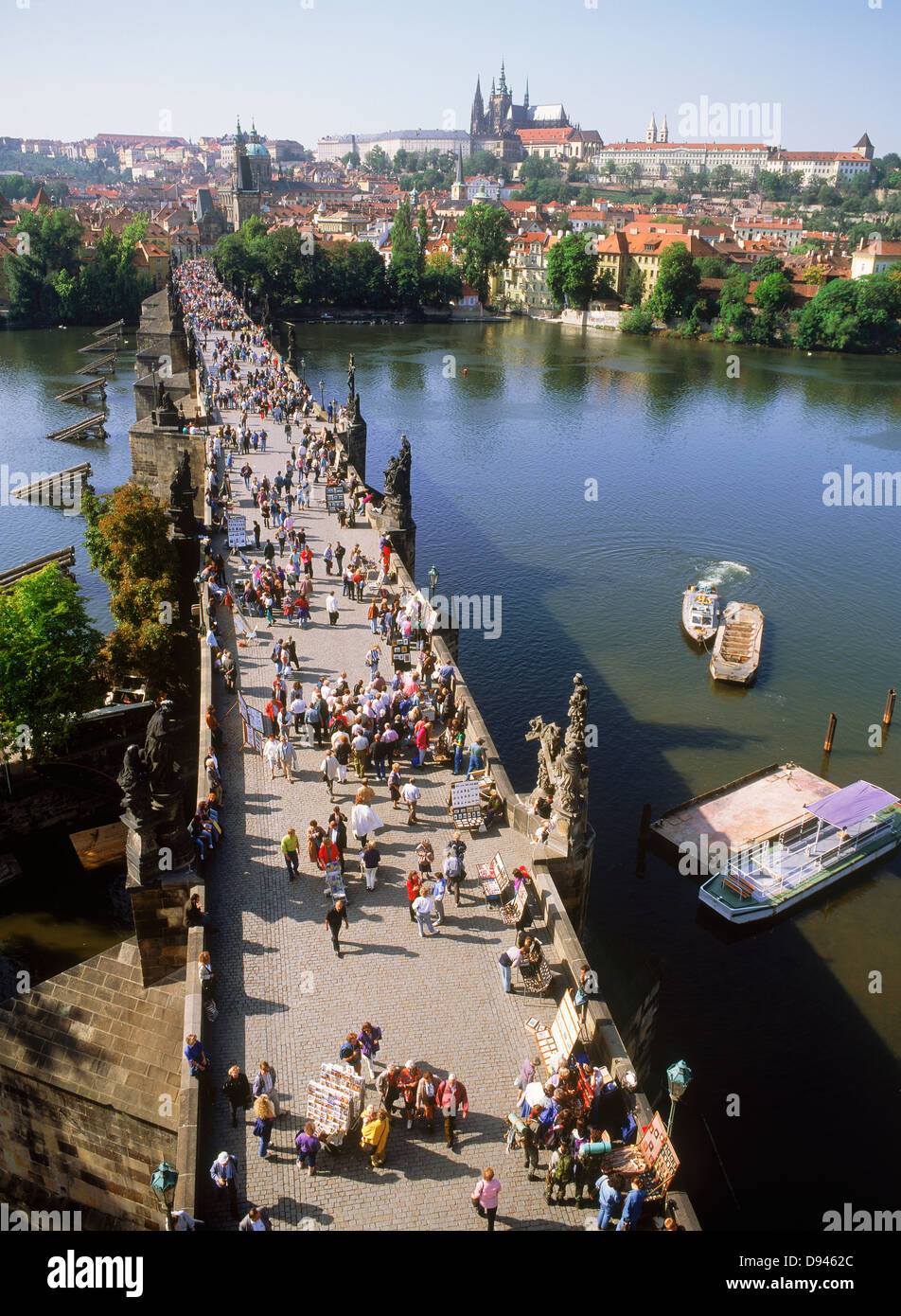 Menschen, die Überquerung der Karlsbrücke über die Moldau in Prag Stockfoto