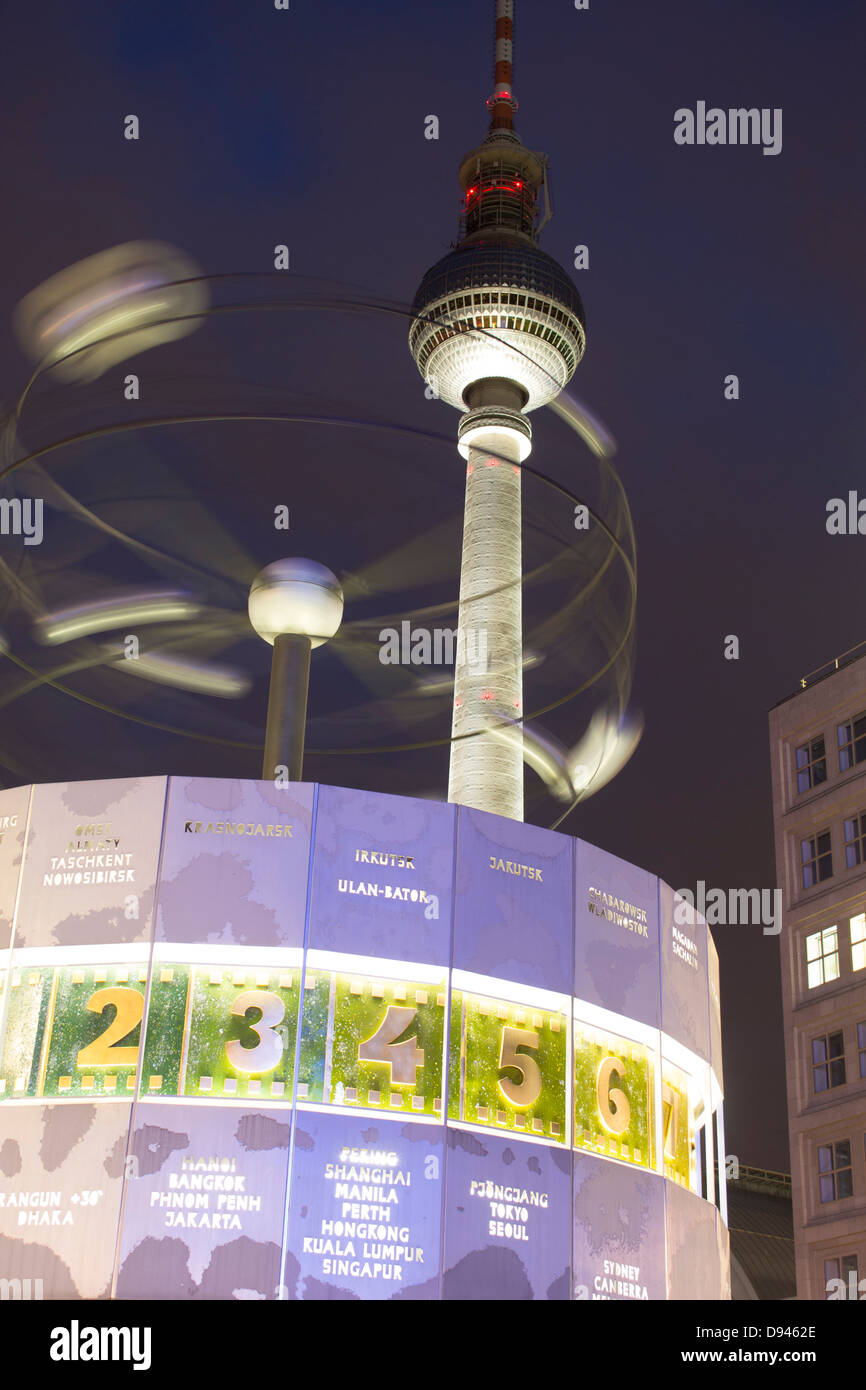Fernsehturm Fernsehturm und Welt Uhr Weltzeituhr in der Dämmerung / Dämmerung / Nacht Alexanderplatz Mitte Berlin Deutschland Stockfoto