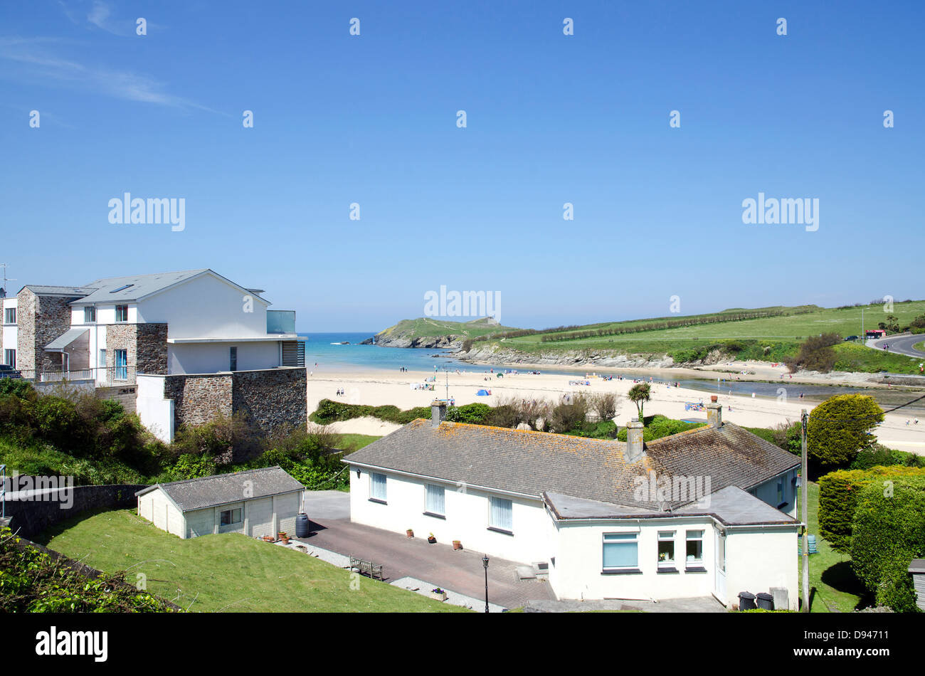 Häuser mit Blick auf den Strand von Porth in der Nähe von Newquay in Cornwall, Großbritannien Stockfoto