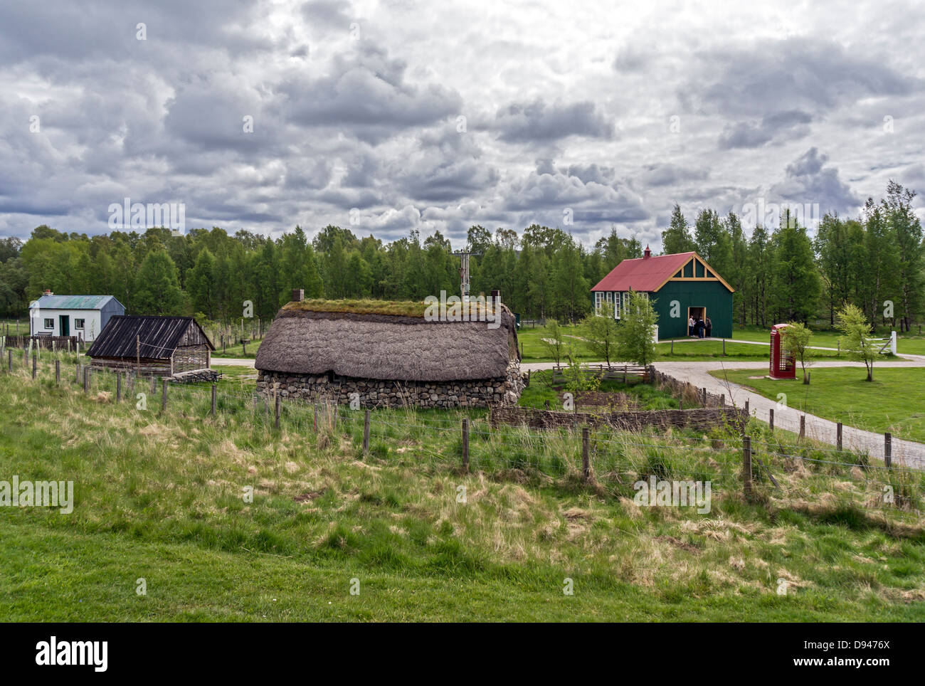 Daluaine Gartenhaus, Highland Cottage & Schuppen & Knockbain Schule im Highland Folk Museum in Newtonmore Highland-Schottland Stockfoto