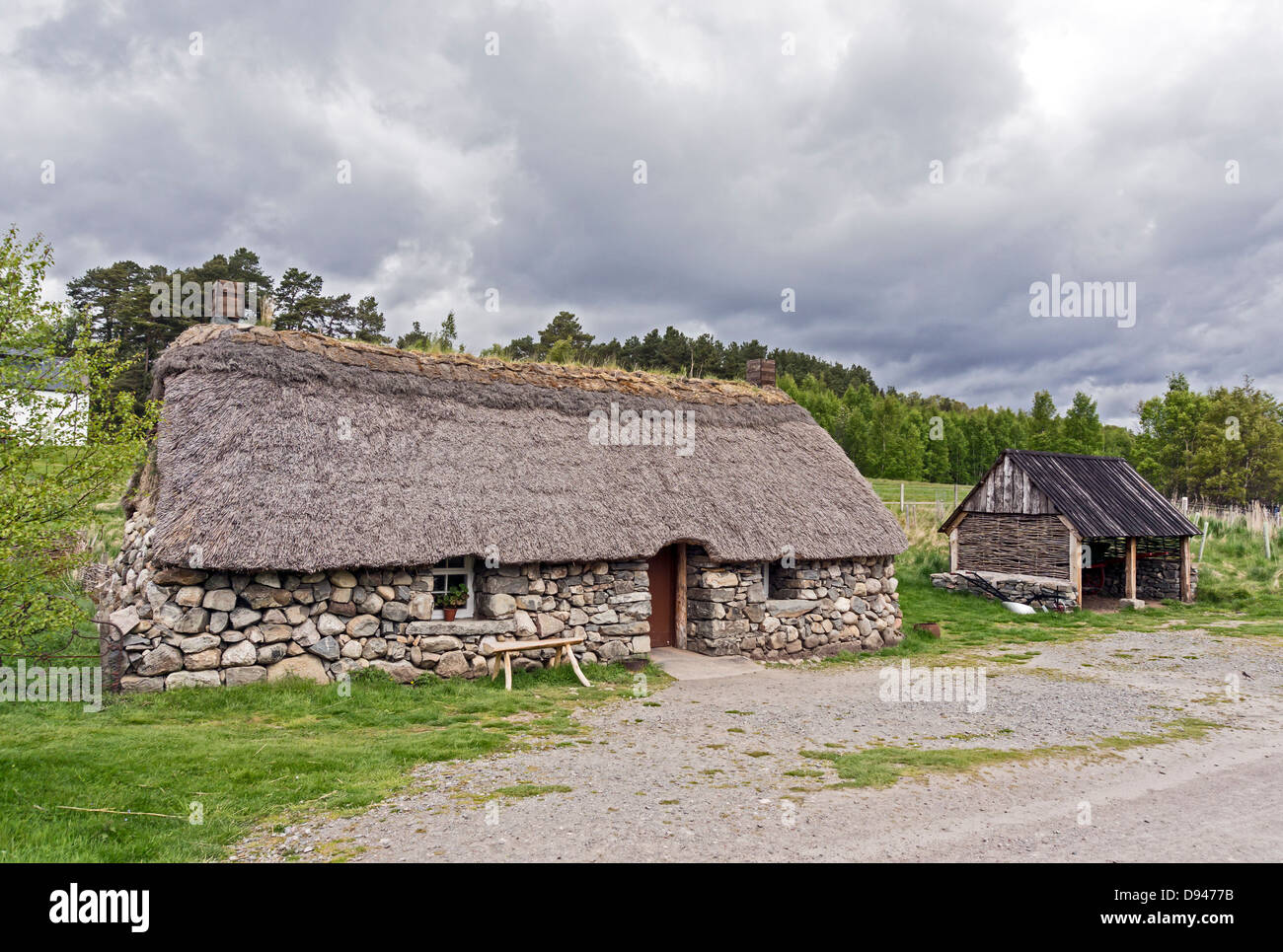 Die Highland Cottage und Cart Schuppen im Highland Folk Museum in Newtonmore Highland-Schottland Stockfoto