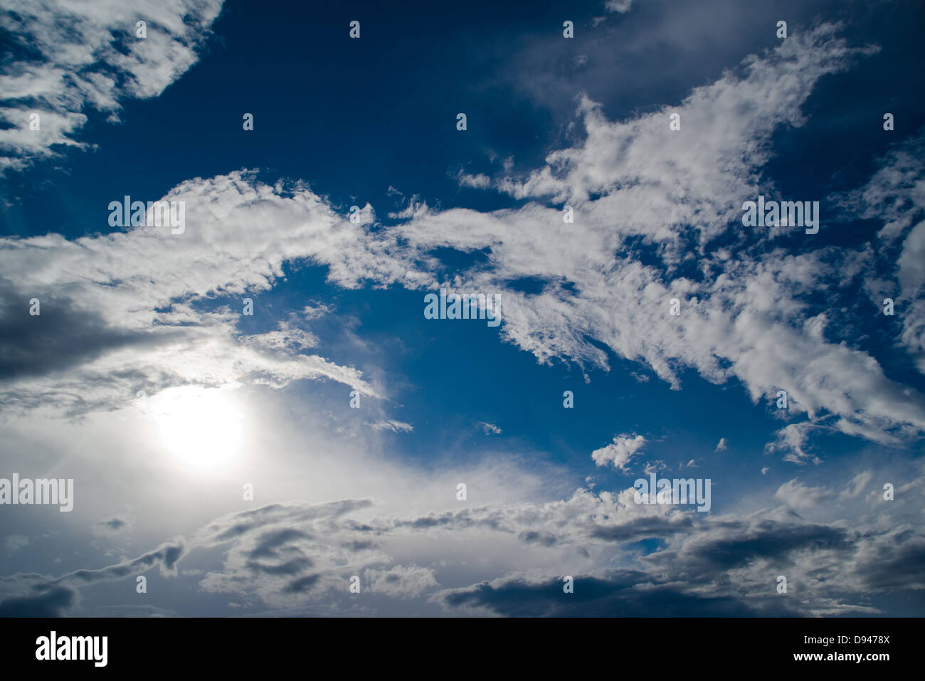 Sonne und blauer Himmel mit Wolken Stockfoto