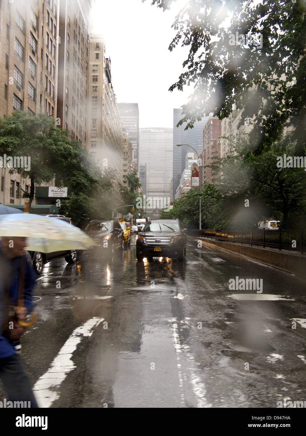 New York, USA. 10. Juni 2013. Park Avenue mit Pan Baue in Ferne; New York City bei starkem Gewitter Regen Sturm 10. Juni 2013 USA Credit: Dorothy Alexander/Alamy Live News Stockfoto