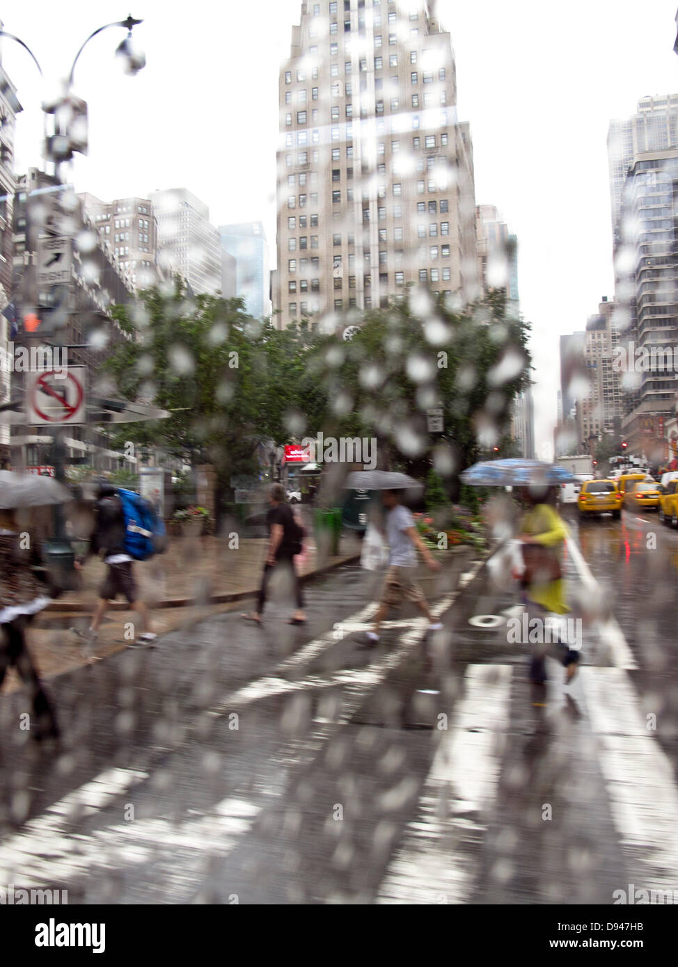 New York, USA. 10. Juni 2013. Menschen überqueren Sie die Madison Avenue im Madison Square Park; New York City bei starkem Gewitter Regen Sturm 10. Juni 2013 USA Credit: Dorothy Alexander/Alamy Live News Stockfoto