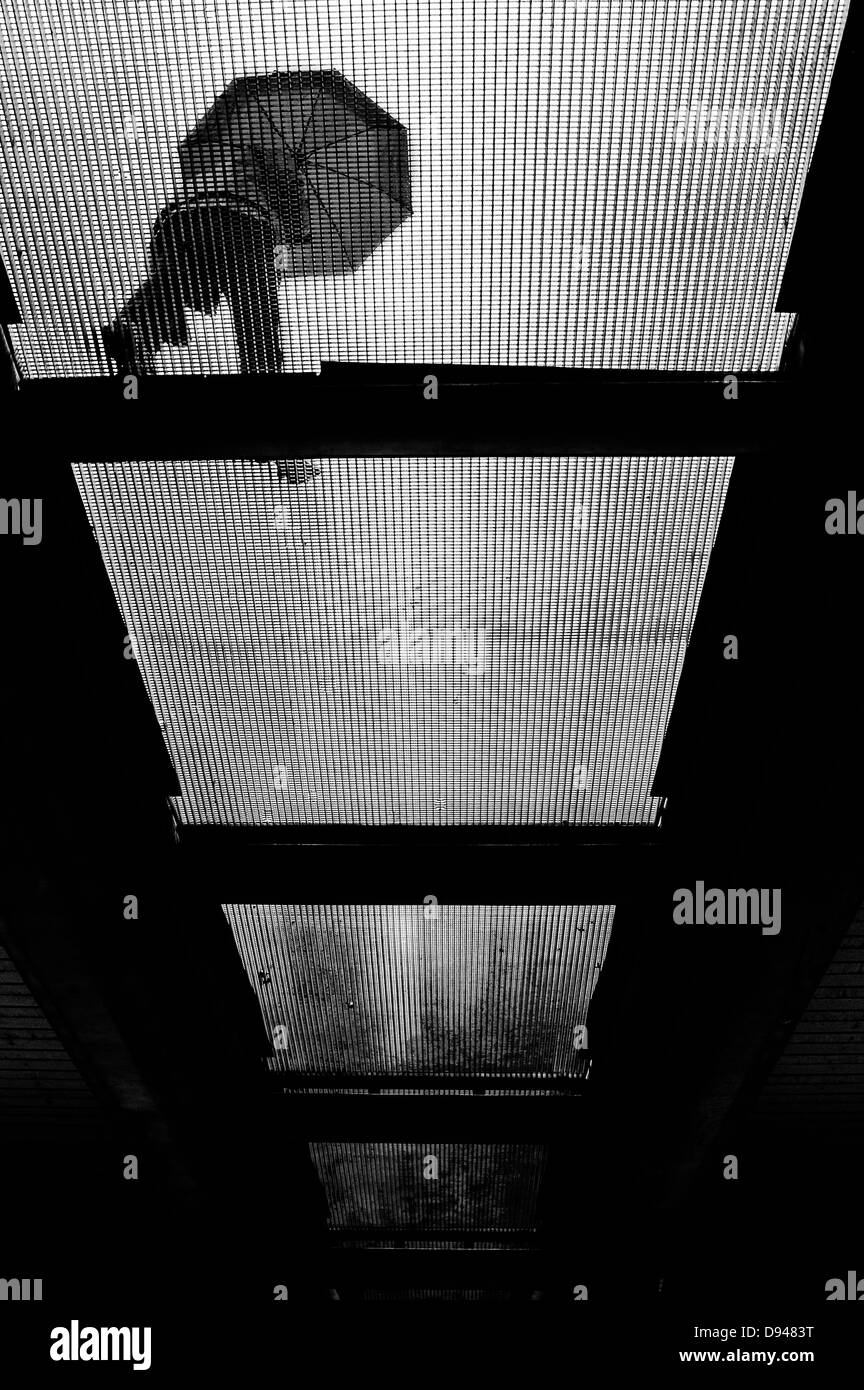 Fuß über die Millennium Bridge London an einem regnerischen Tag Stockfoto