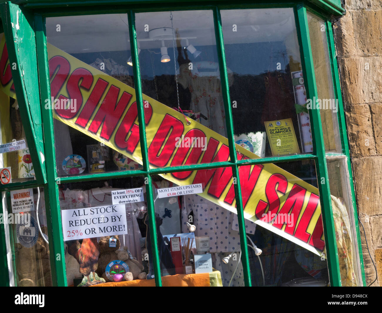 Traditionelle Dorfladen mit Verkauf Banner im Fenster schließen Stockfoto