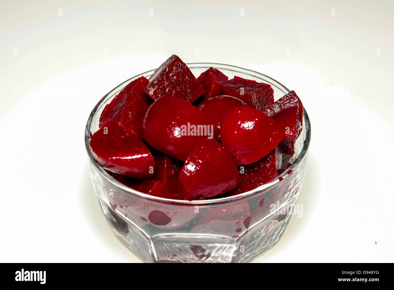 Rote Rüben Rote Bete Wurzeln; oder Knolle Rote eingelegte Gemüse Beet Glas Schüssel Schüssel Teller Speiseteller Stockfoto
