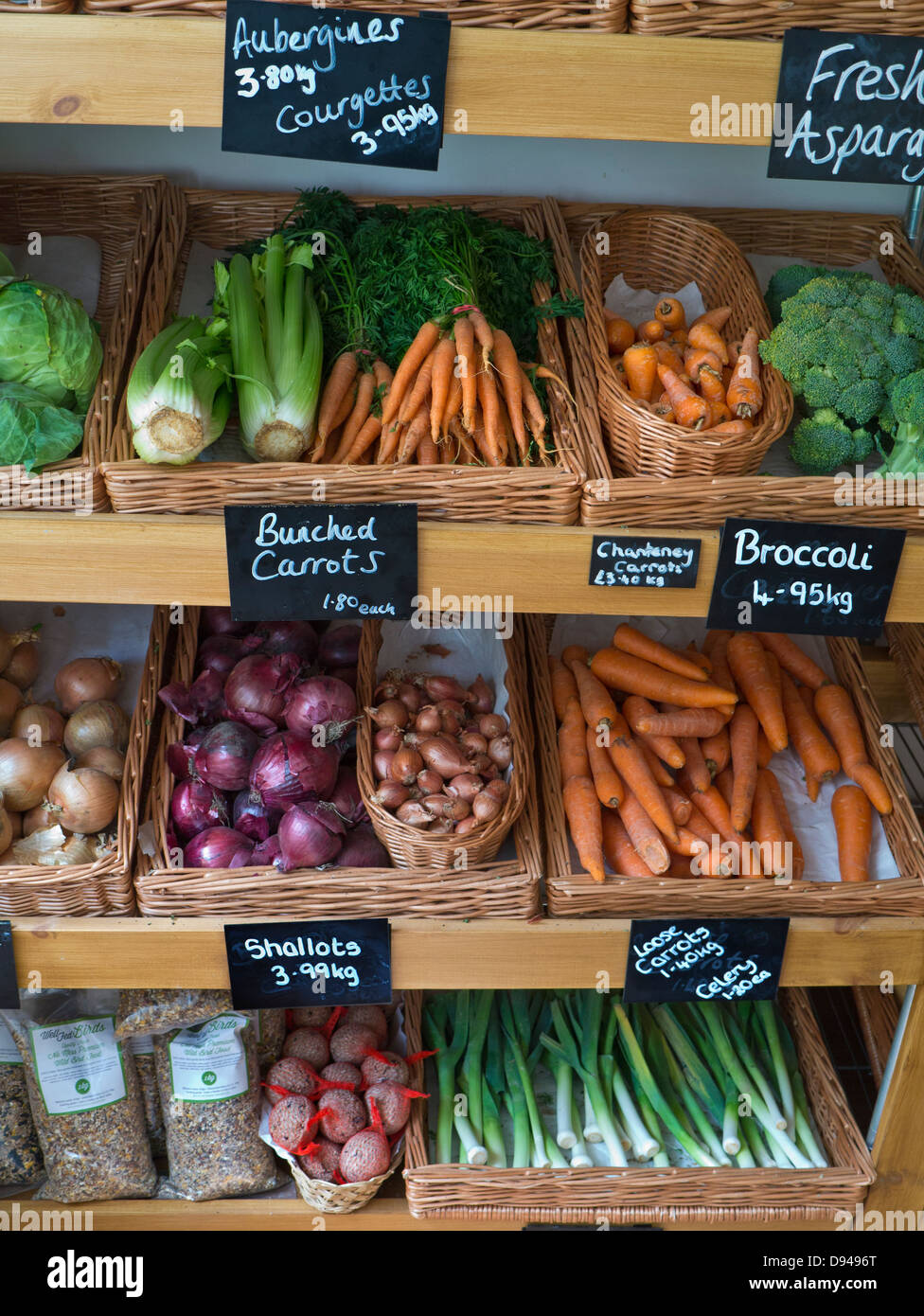 GEMÜSEZUCHTGESCHÄFT bietet Innenausstattung mit Produkten aus der oberen Preisklasse mit frischem Obst und Gemüse aus der Region, Kilos Tafeln, Stow on Wold Cotswolds UK Stockfoto