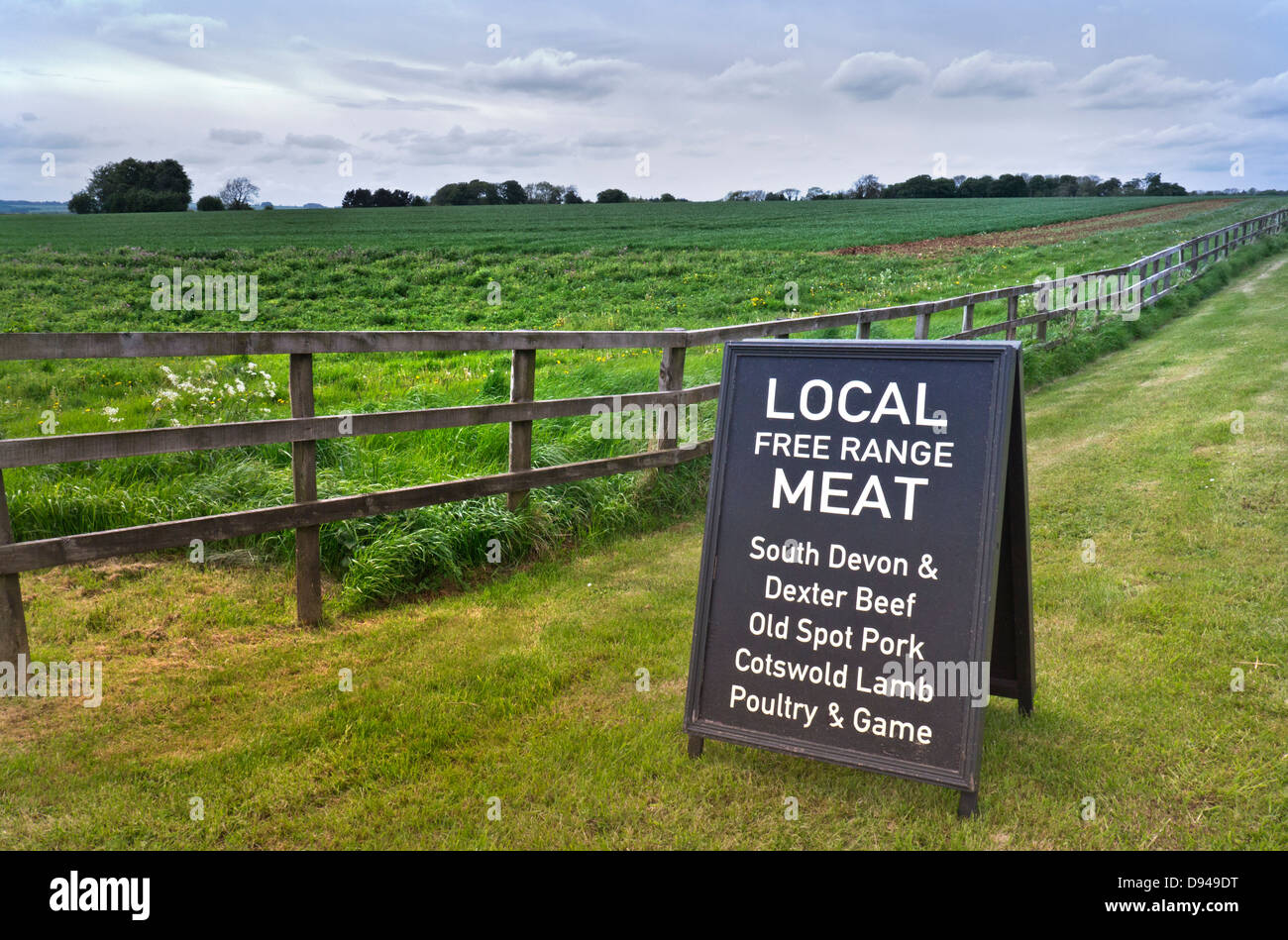 Freie STRECKE FLEISCH LOKALE BRITISCHE PRODUKTE Zeichen außerhalb des ländlichen Cotswolds Hofladen Förderung lokaler freier Bereich Fleisch, einschließlich Rindfleisch Schweinefleisch Lammfleisch Geflügel und Wild Stockfoto