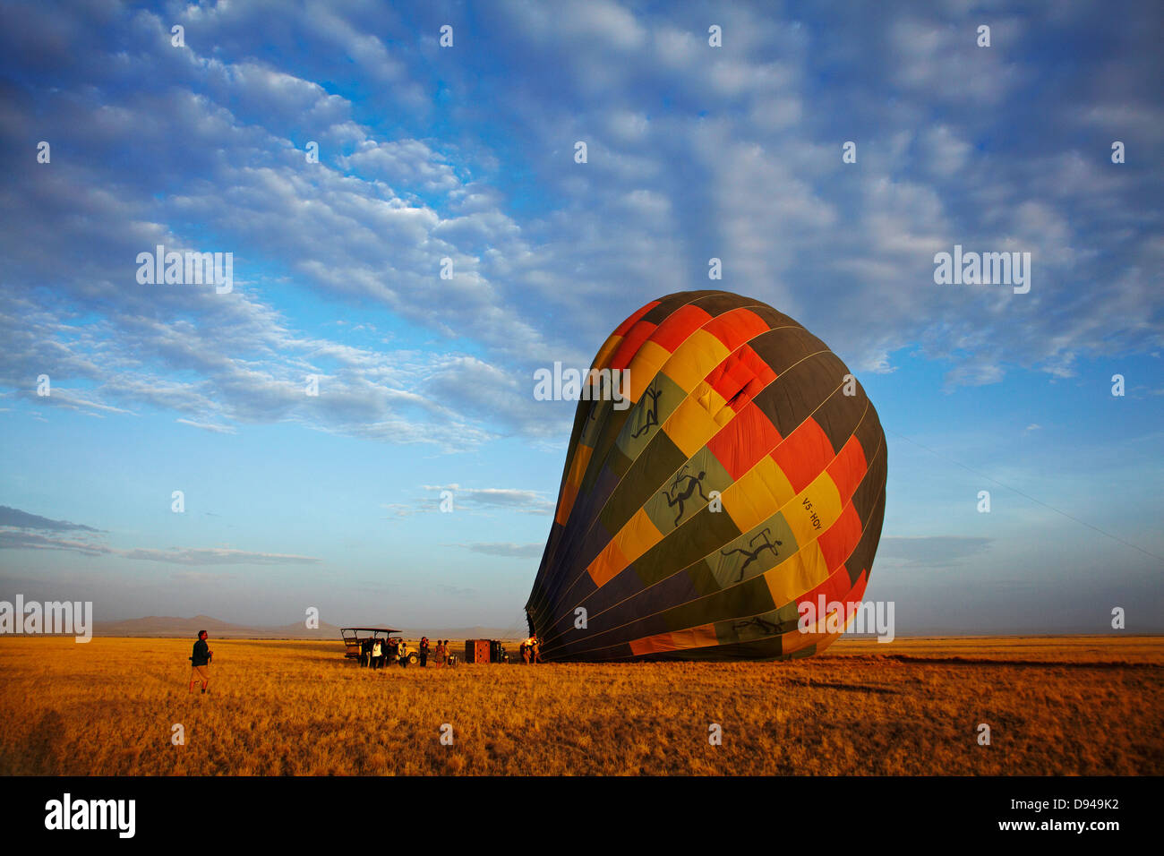 Startende Heißluftballon im frühen Licht, Namib-Wüste, in der Nähe von Sesriem, Namibia, Afrika Stockfoto