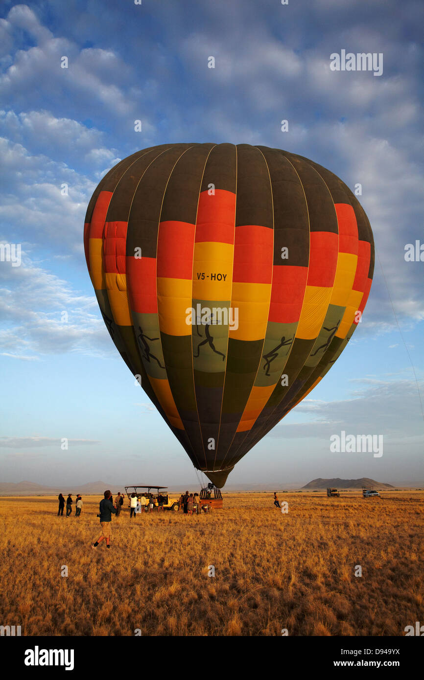 Startende Heißluftballon im frühen Licht, Namib-Wüste, in der Nähe von Sesriem, Namibia, Afrika Stockfoto