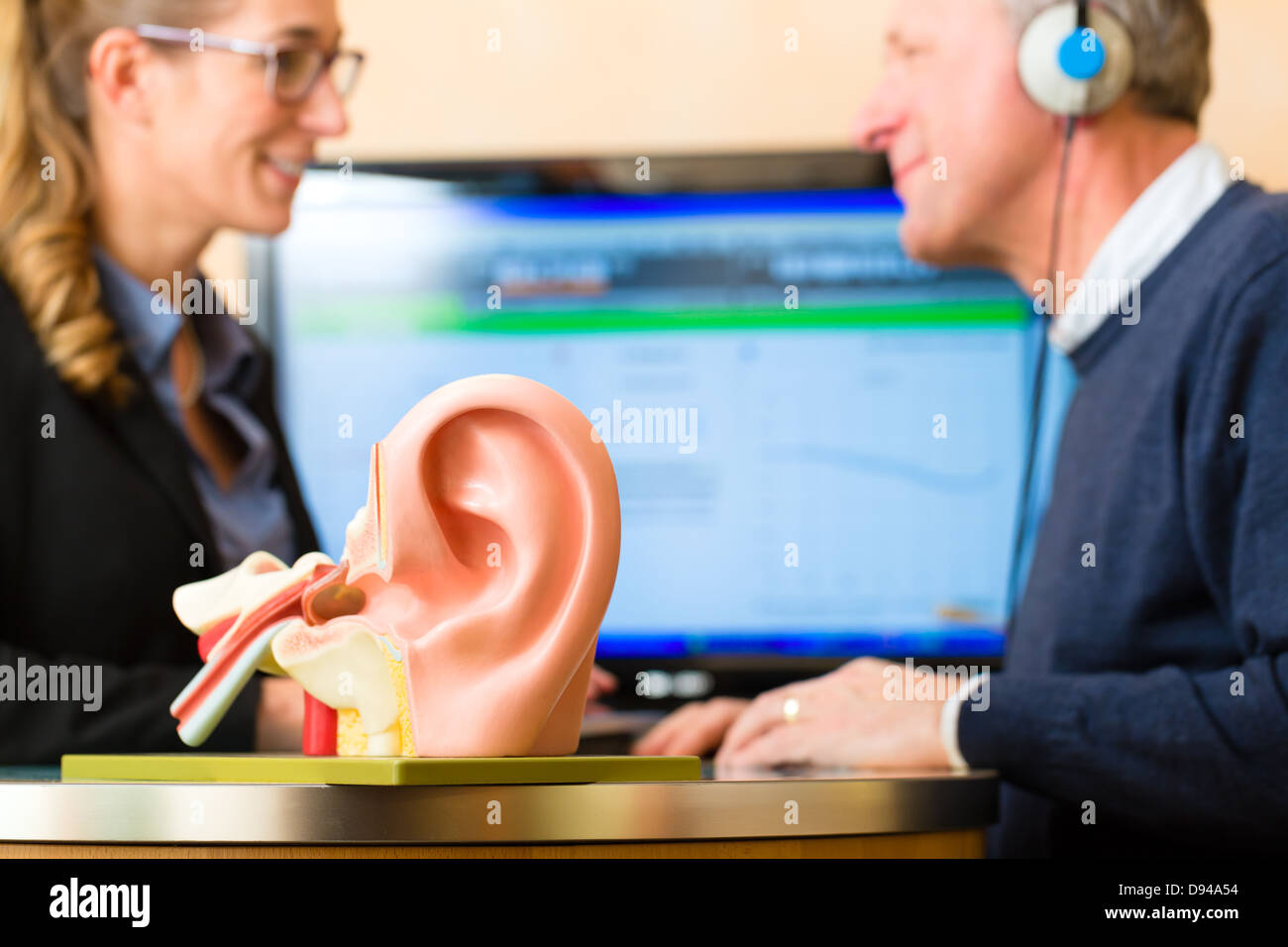 Ältere Menschen oder Rentner mit einem Hörproblem einen Hörtest machen und benötigen ein Hörgerät Stockfoto