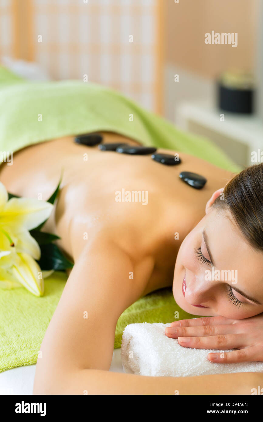 Schöne Frau, die ein Wellness Hotstone wieder massage Stockfoto