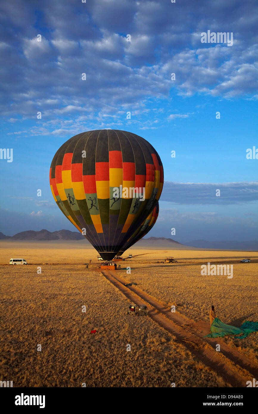 Start der Heißluftballons, Namib-Wüste, in der Nähe von Sesriem, Namibia, Afrika - Antenne Stockfoto