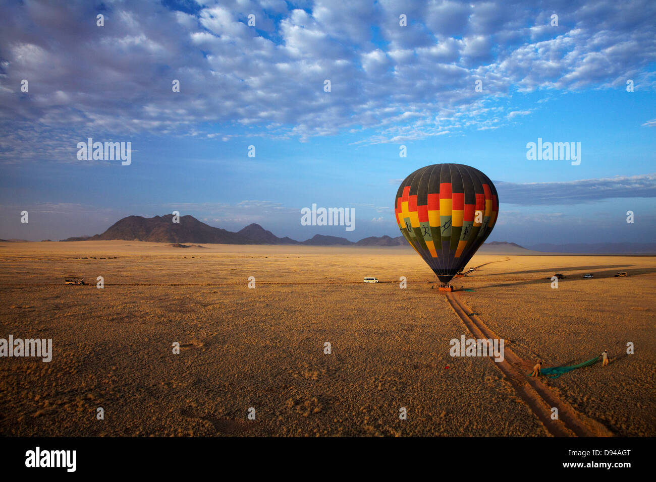 Start der Heißluftballons, Namib-Wüste, in der Nähe von Sesriem, Namibia, Afrika - Antenne Stockfoto