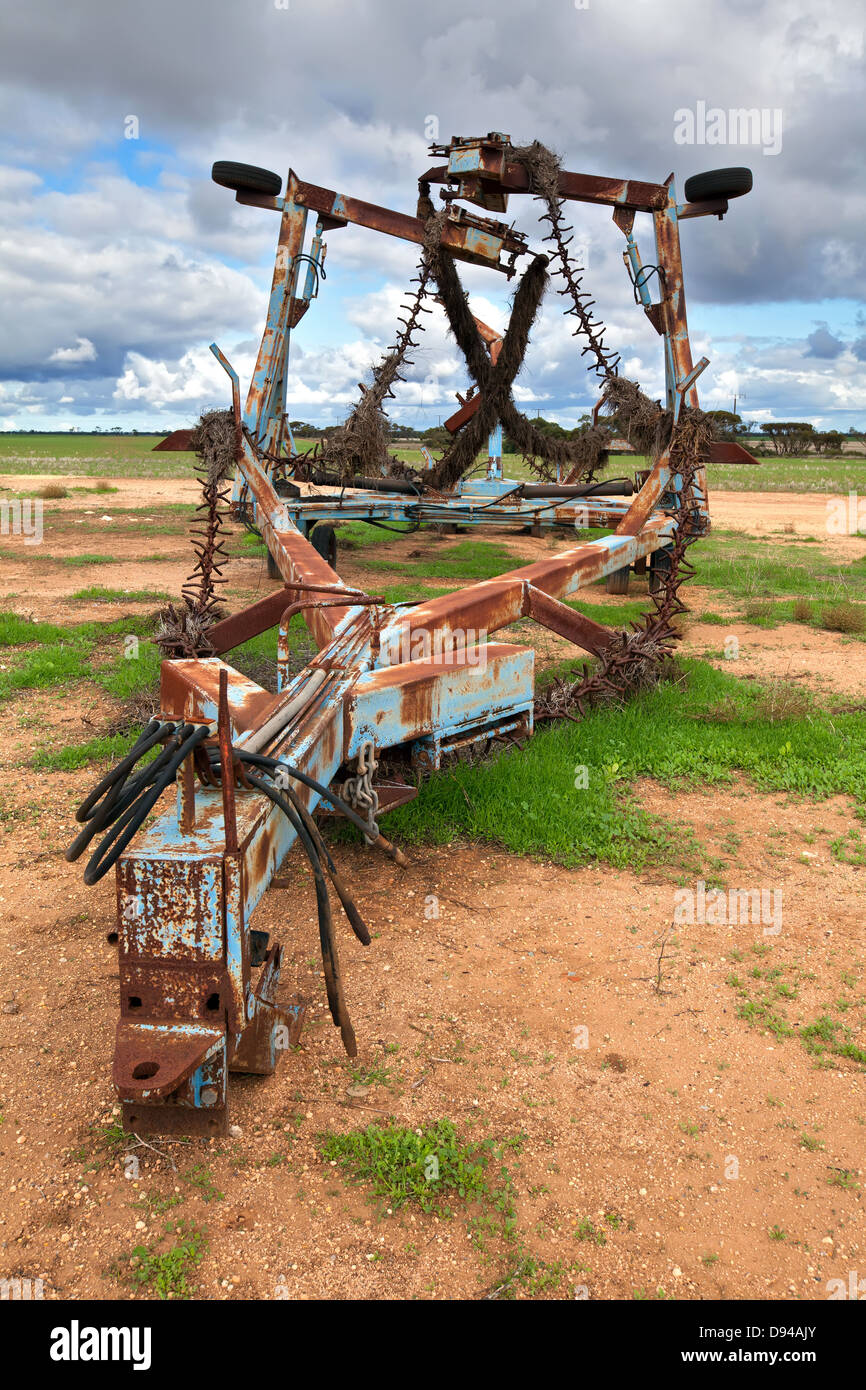 Bauernhof Landwirtschaft bäuerliche Landwirtschaft Widerhaken Drahtzaun Zäune Land Plätze Yorke Peninsula South Australia Tor Post einsamen Baum grau Stockfoto