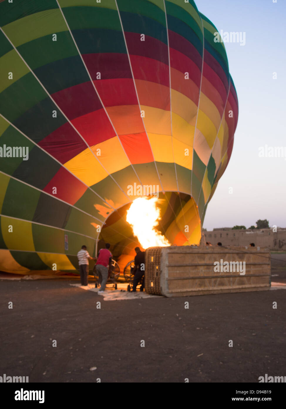 Ein Heißluftballon ist gefüllt mit heißer Luft aus der Verbrennung von Gas und Fans am Westufer des Nils in Luxor, Ägypten Stockfoto