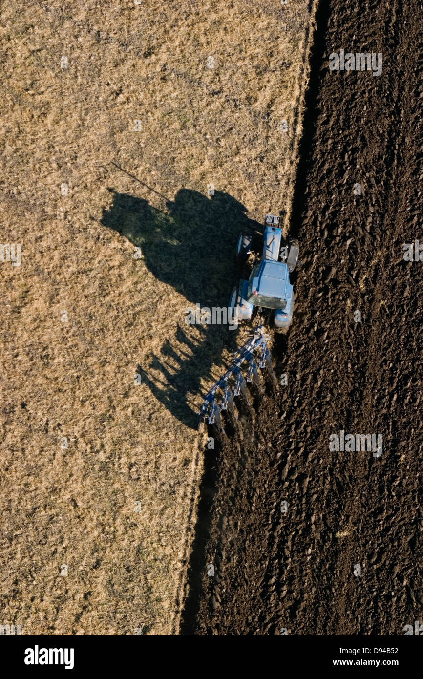 Landmaschine in Ackerland, Luftaufnahme, Skane, Schweden. Stockfoto