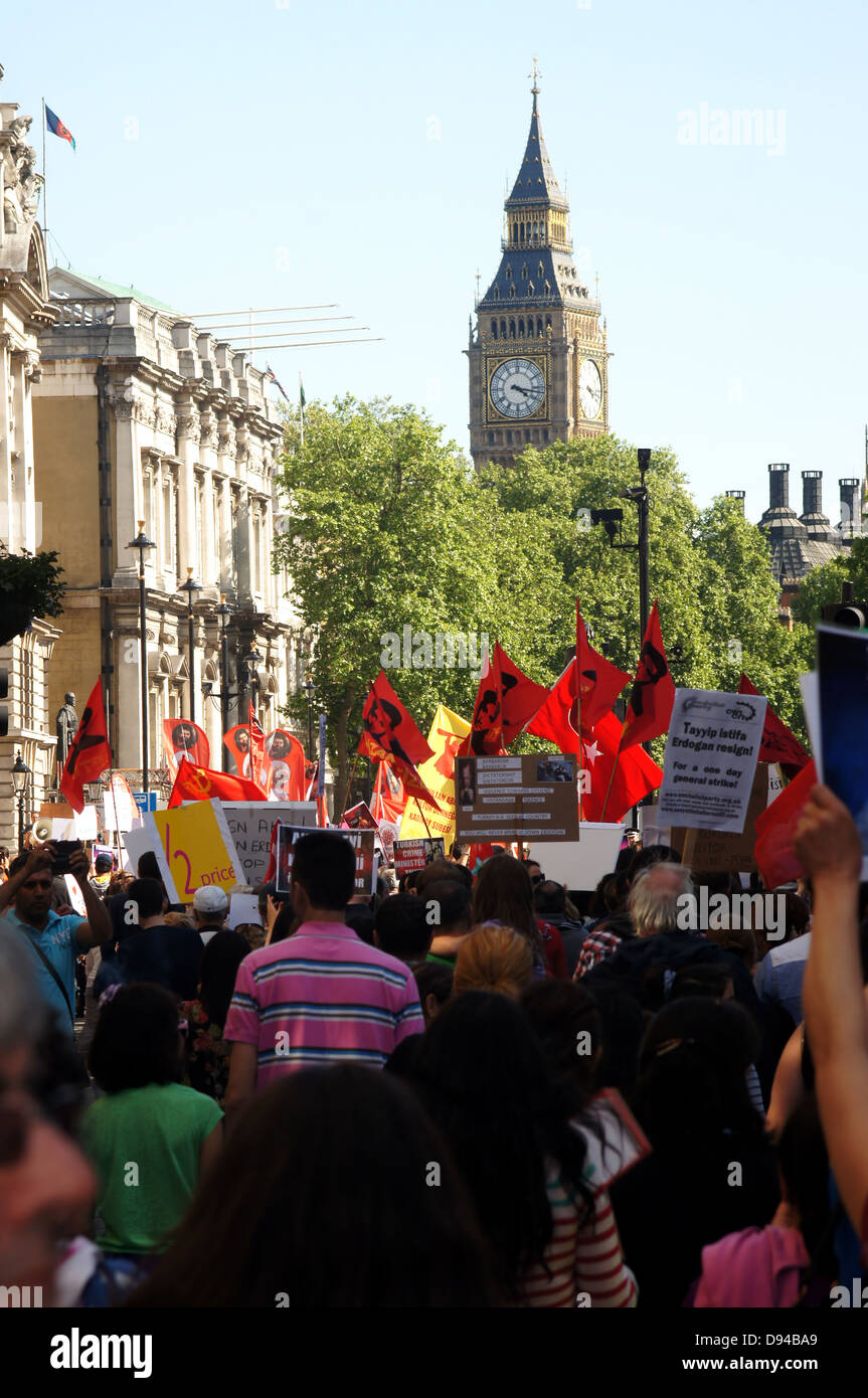 Türkische und kurdische Demonstranten marschieren in Richtung des Parlaments Stockfoto