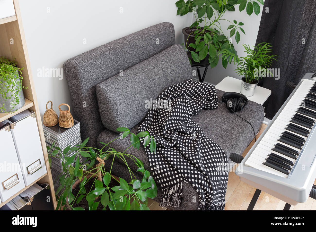 Gemütlicher Platz für einen Musiker. Sessel und e-Piano. Stockfoto