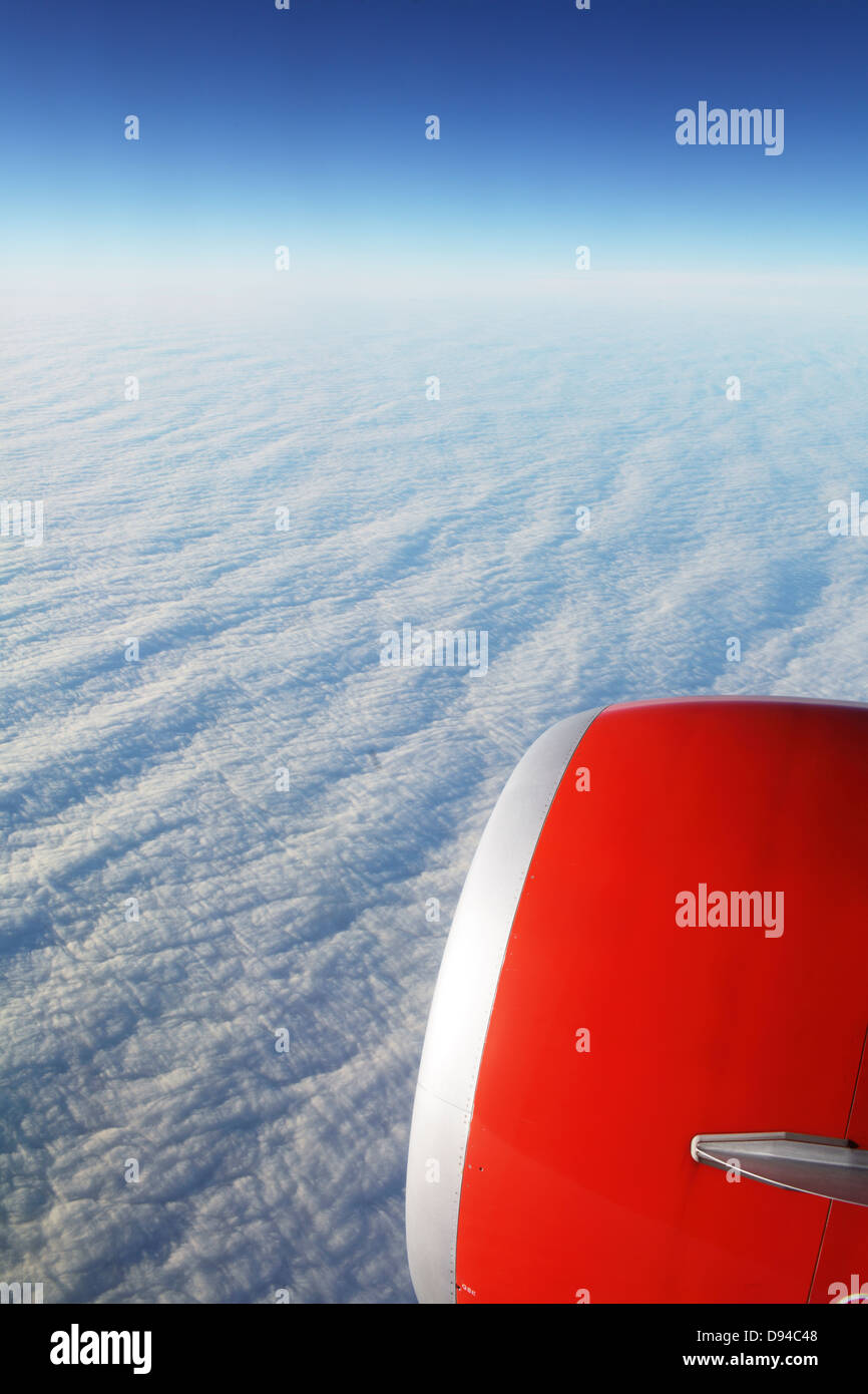 Flugzeug über Wolken Stockfoto