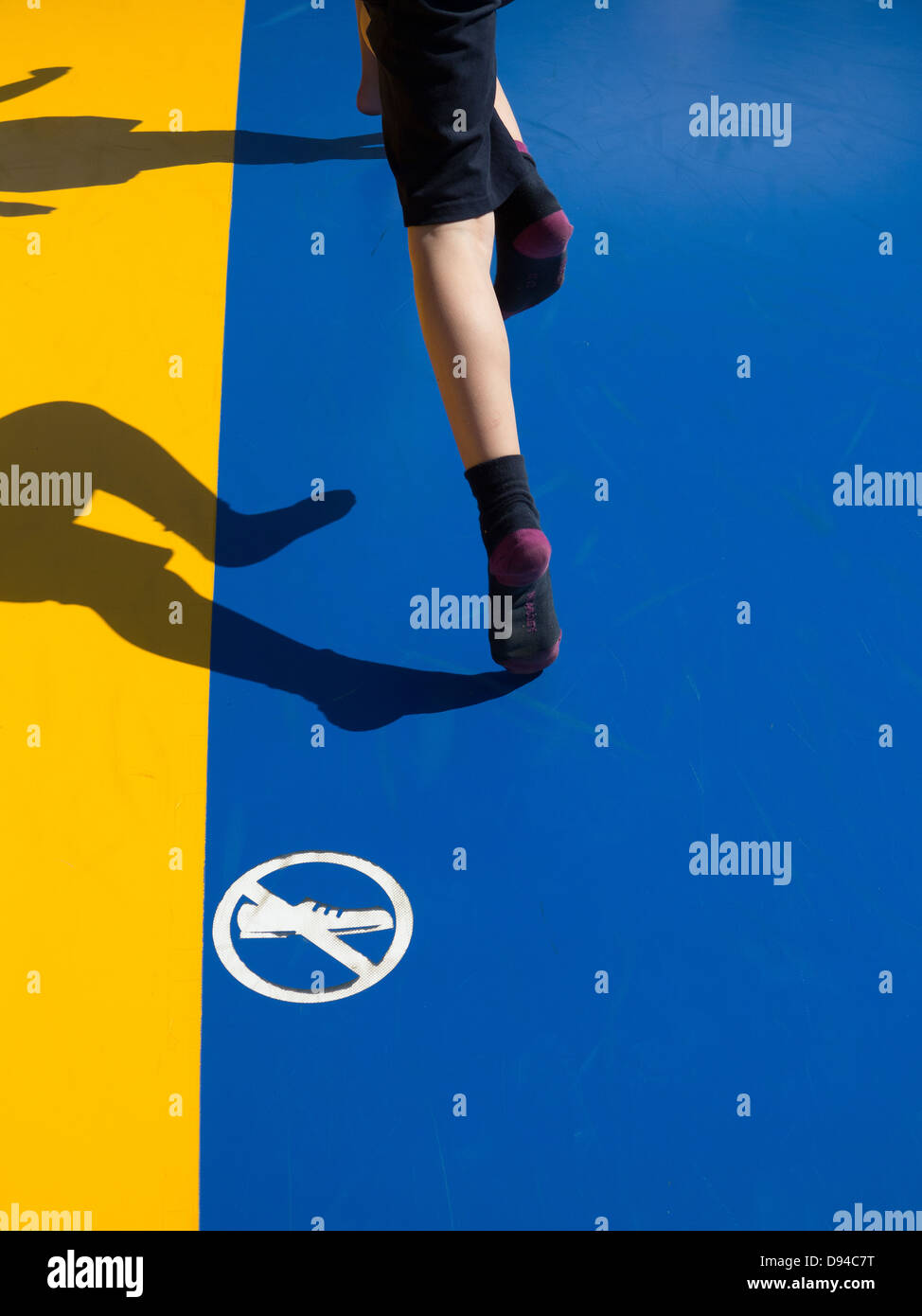 Person auf Hüpfburg Stockfoto