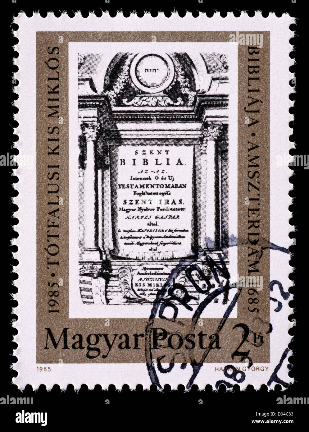 Briefmarke aus Ungarn, die Darstellung der Totfalusi Bibel, gedruckt von Nicolas Totfalusi Kis im Jahr 1685. Stockfoto