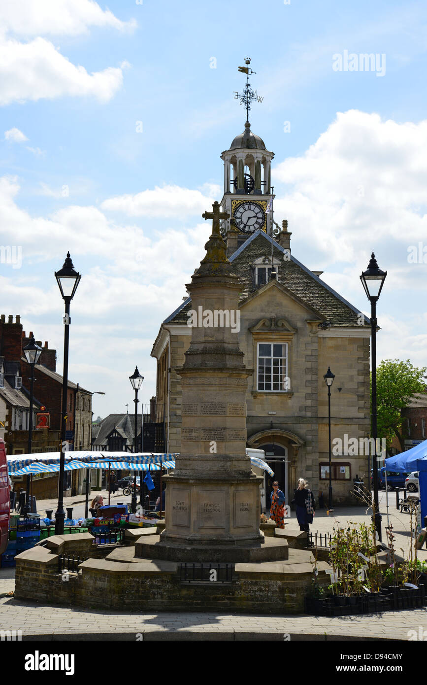 Outdoor-Markt vor dem Rathaus, Marktplatz, Brackley, Northamptonshire, England, Vereinigtes Königreich Stockfoto