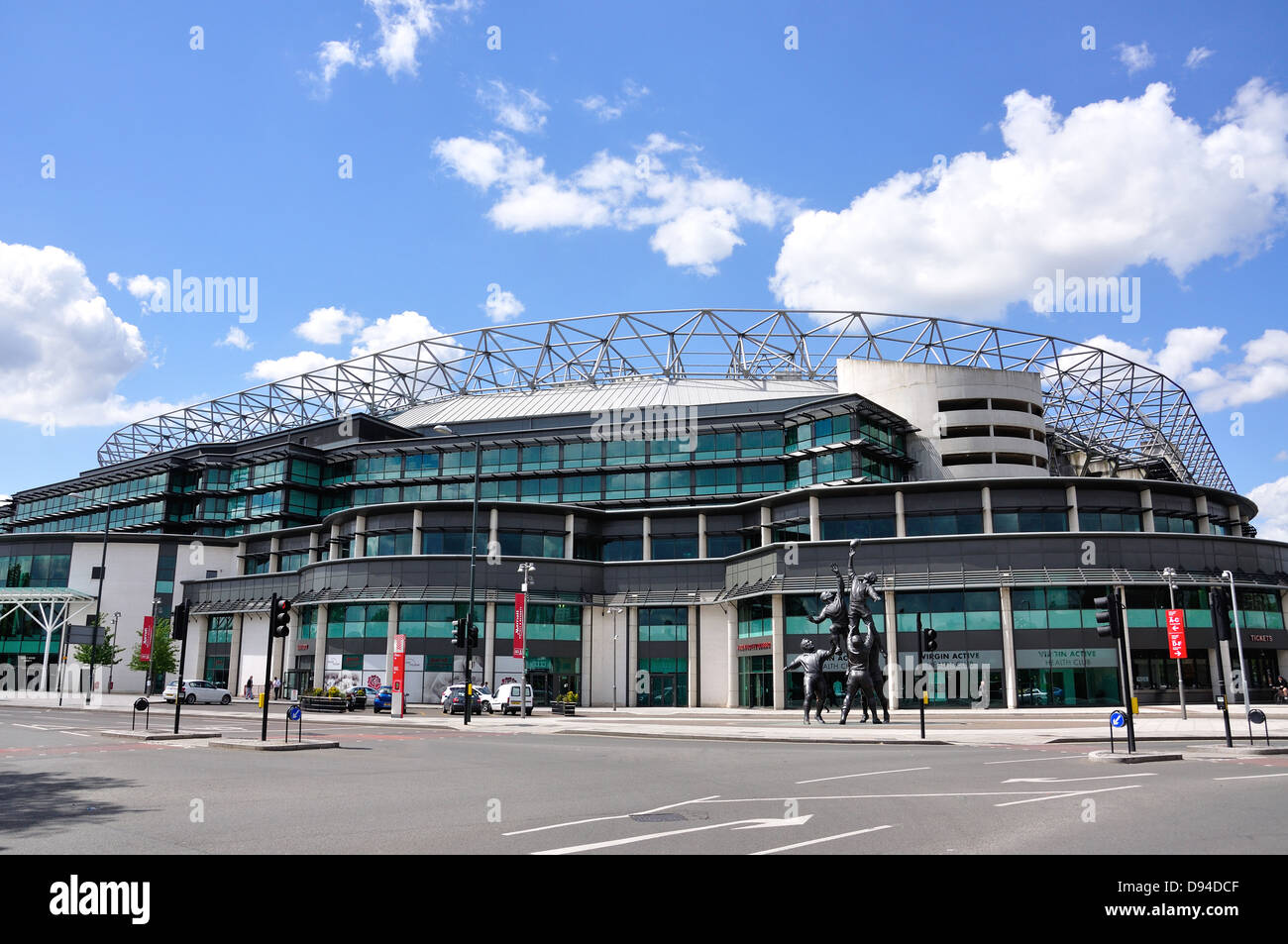 'The Making of einen Lineout' Skulptur außerhalb Twickenham Stadium, Twickenham, Greater London, England, Vereinigtes Königreich Stockfoto