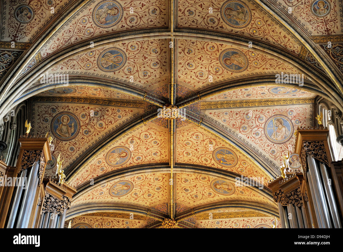 Worcester Cathedral, England. Blick nach Osten entlang der verzierten Decke des Chores Stockfoto