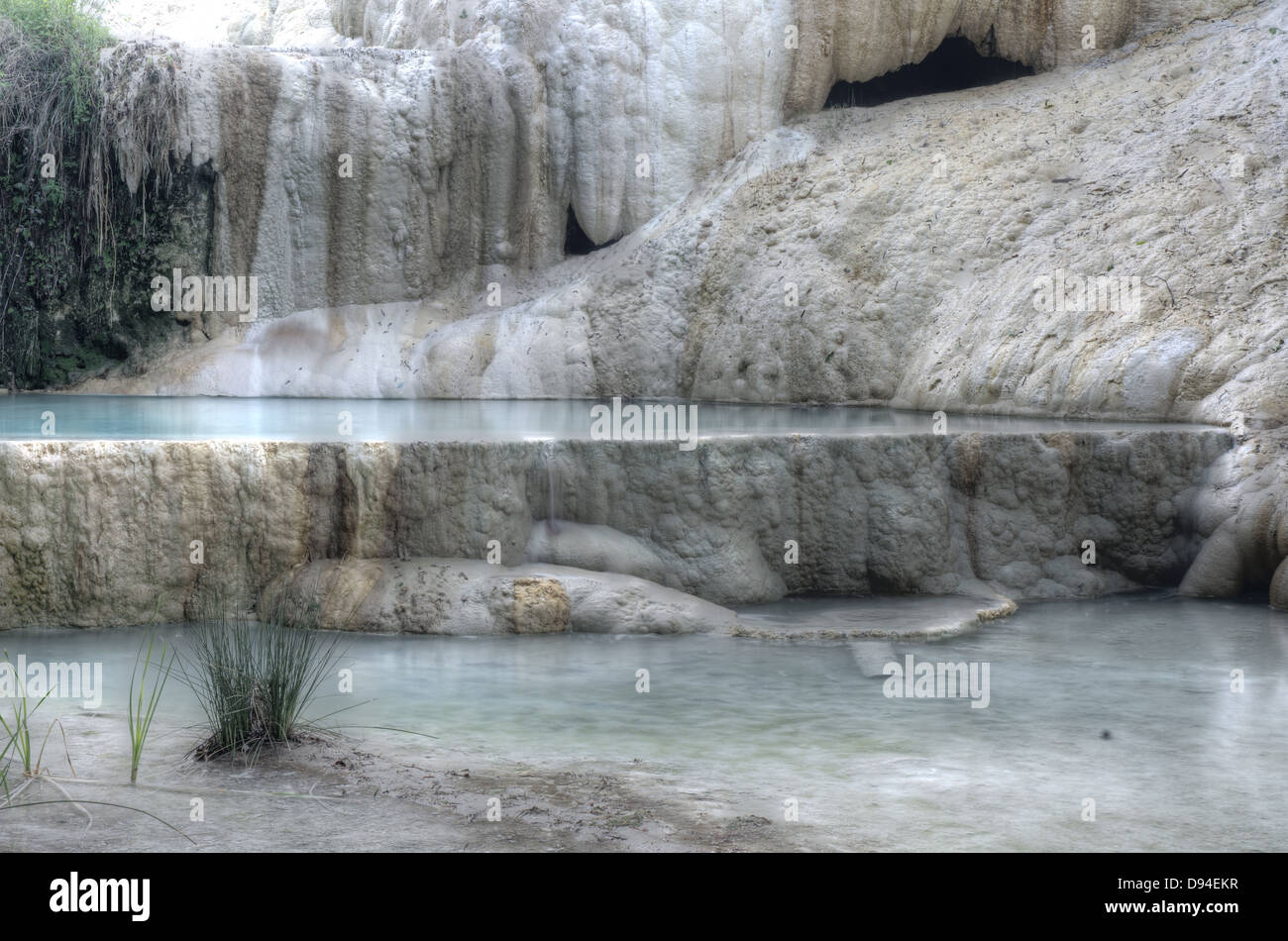 https://c8.alamy.com/compde/d94ekr/ein-blick-auf-stein-kalkablagerungen-in-bagni-di-san-filippo-der-toskana-in-intaly-die-einlagen-werden-von-warmwasserquellen-gemacht-d94ekr.jpg